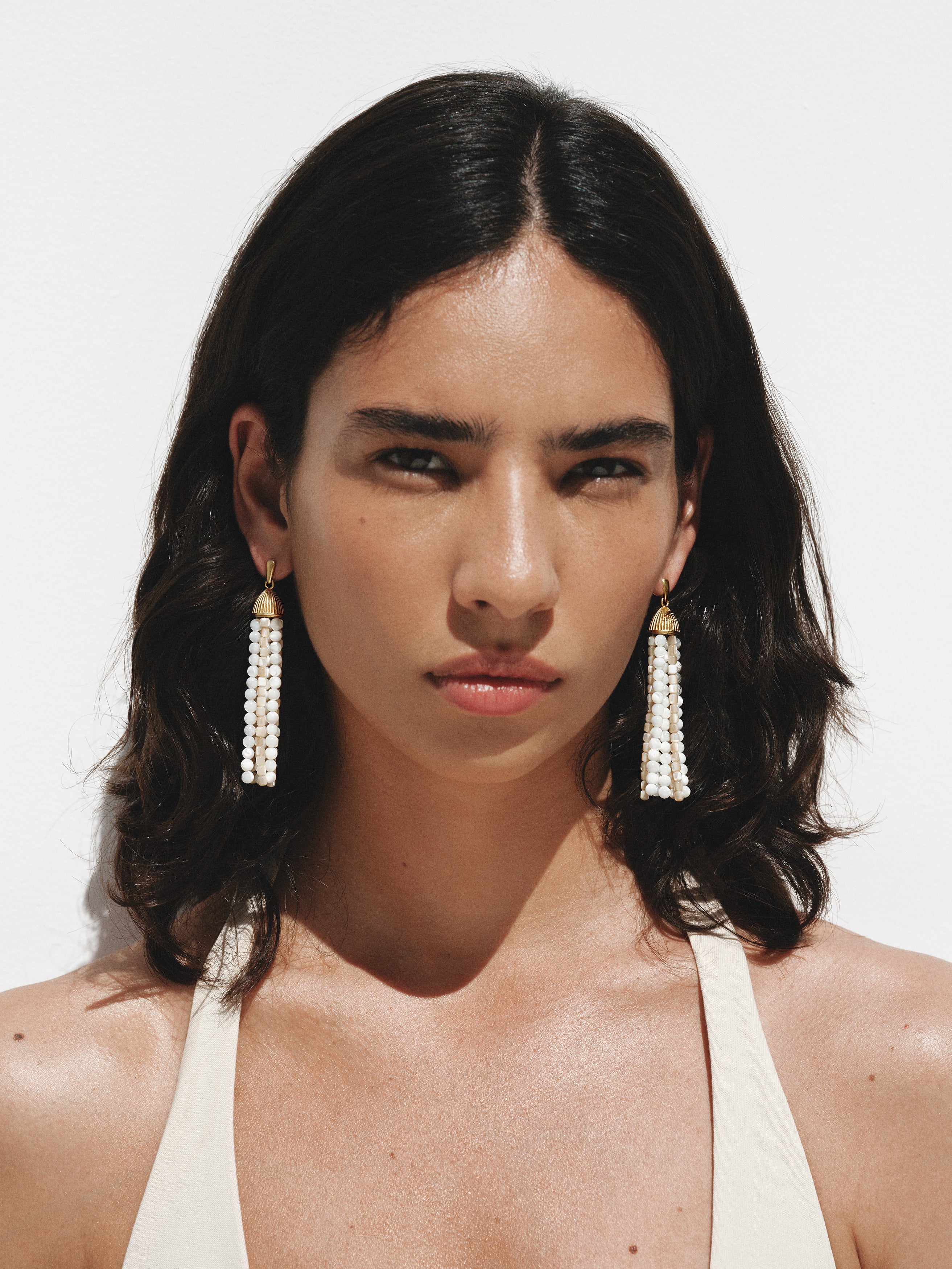 Cascading earrings plated in yellow gold with white beads