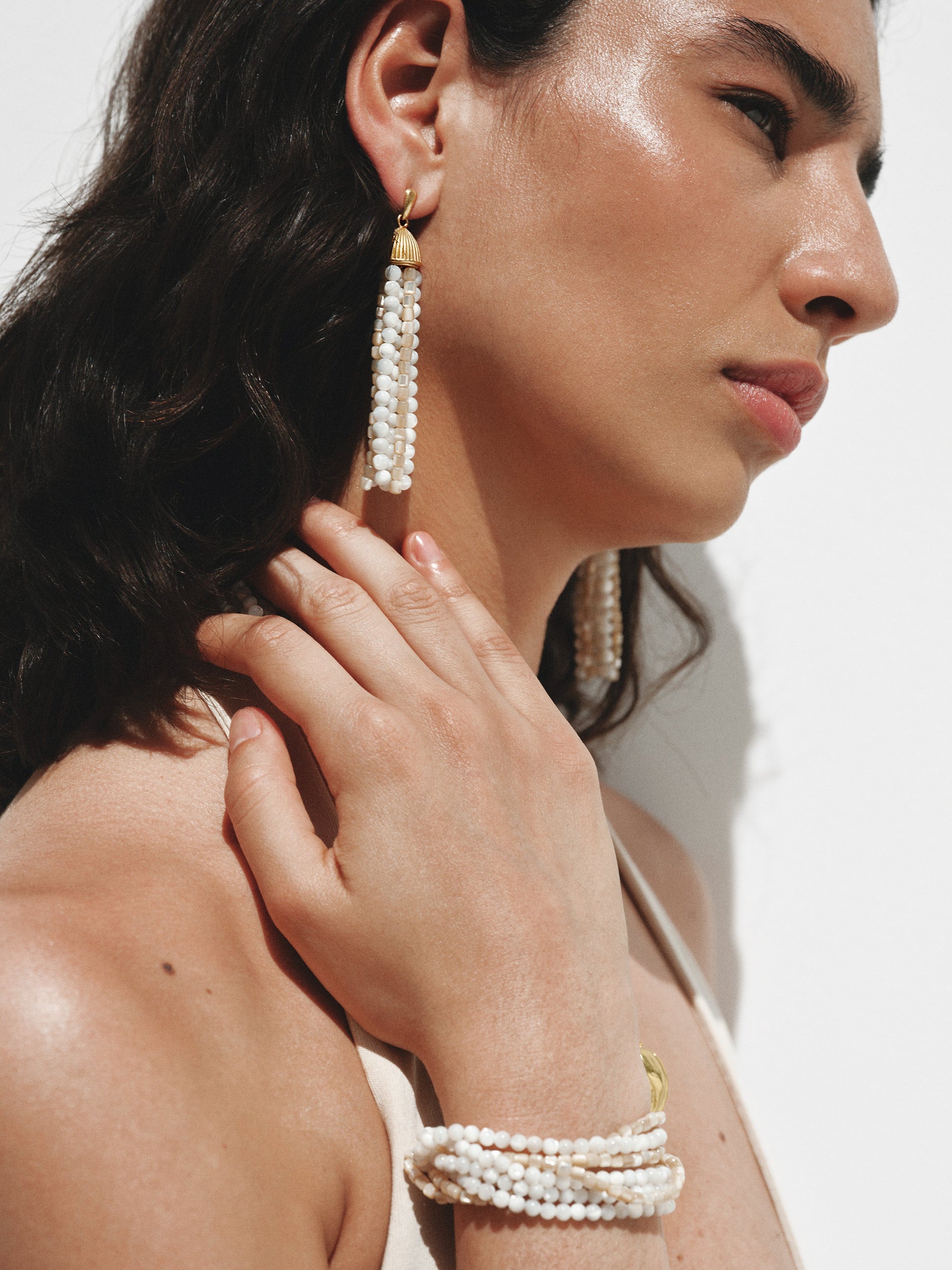 Cascading earrings plated in yellow gold with white beads