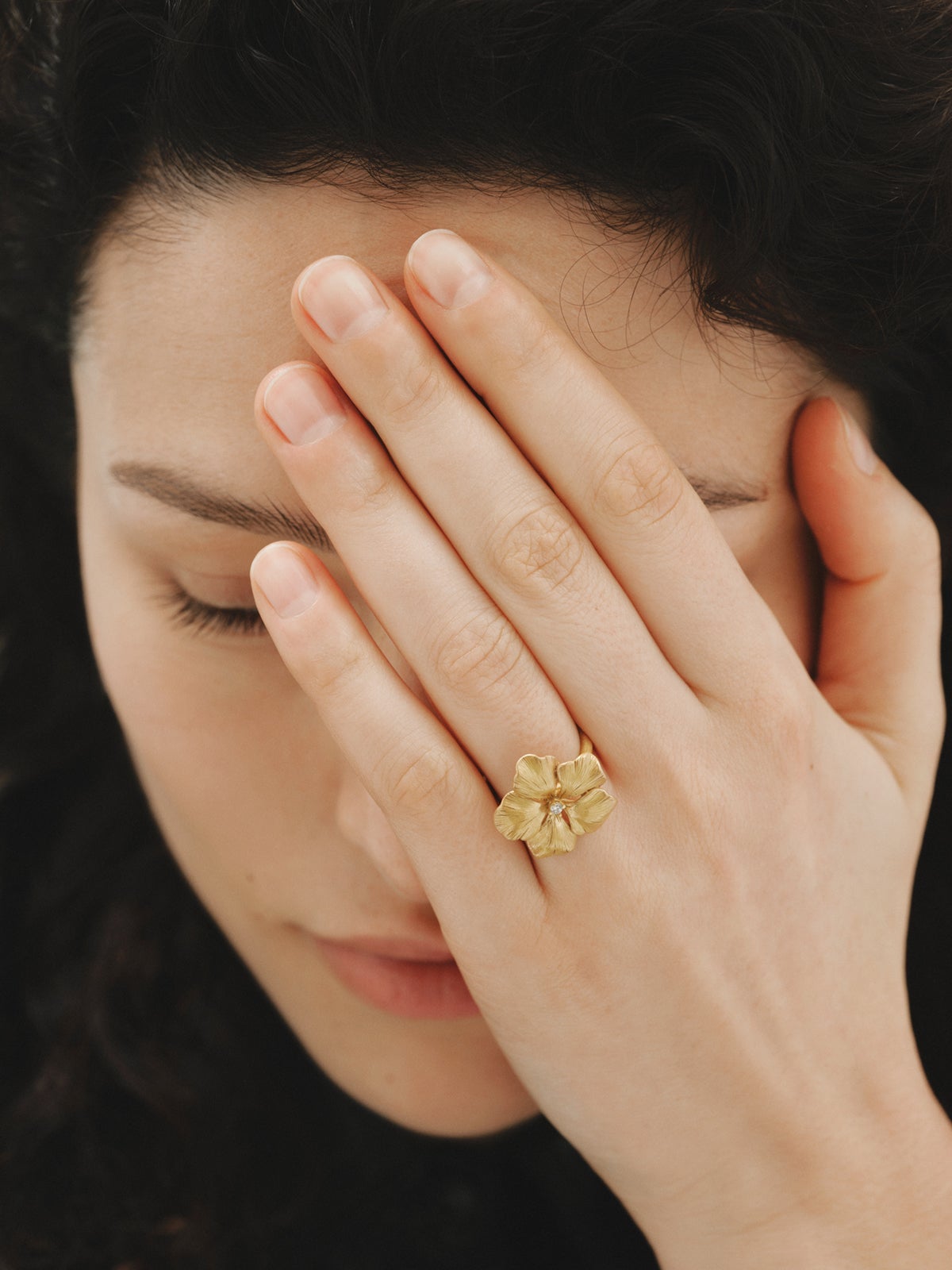 Yellow gold-plated ring with crystal and flower shape
