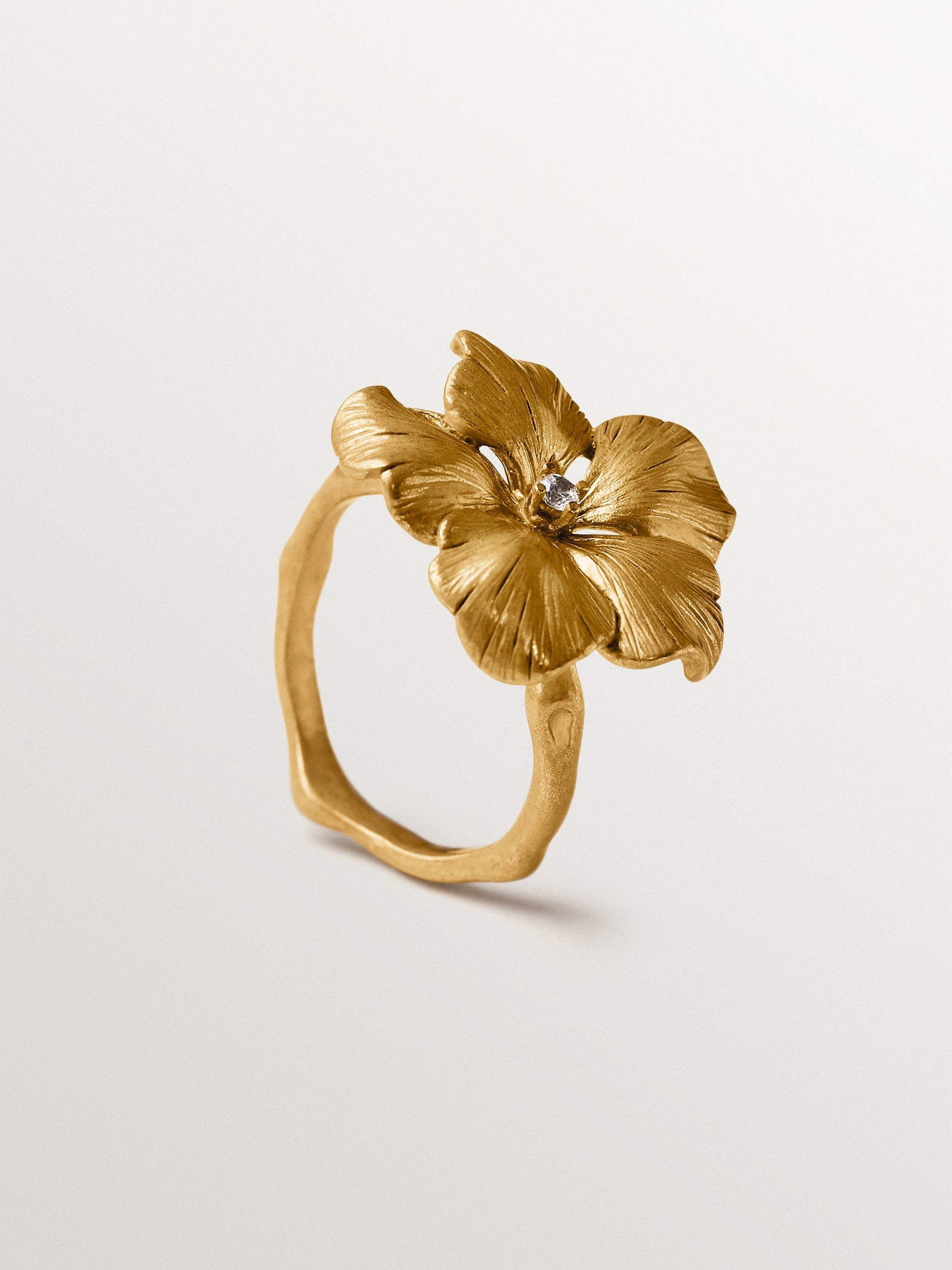 Yellow gold-plated ring with crystal and flower shape