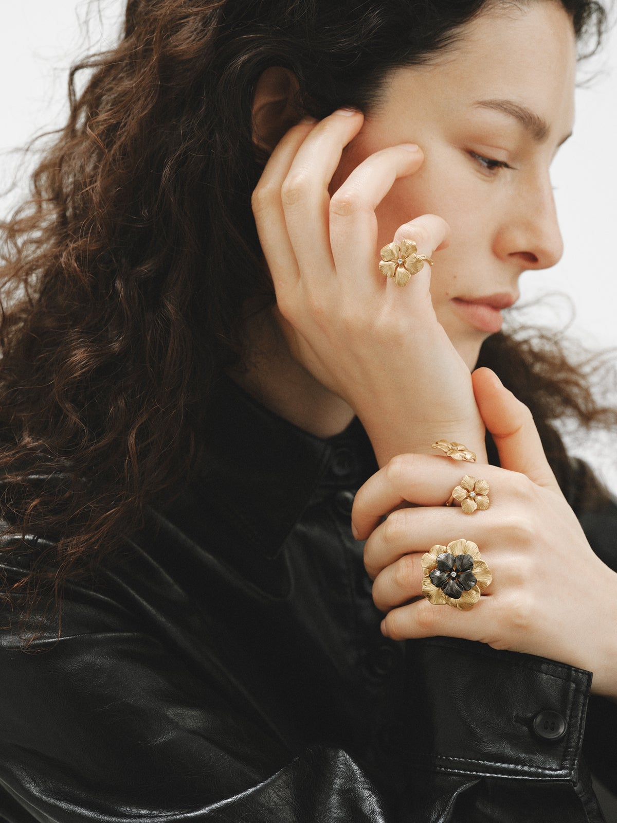 Yellow gold-plated ring with crystal and flower shape