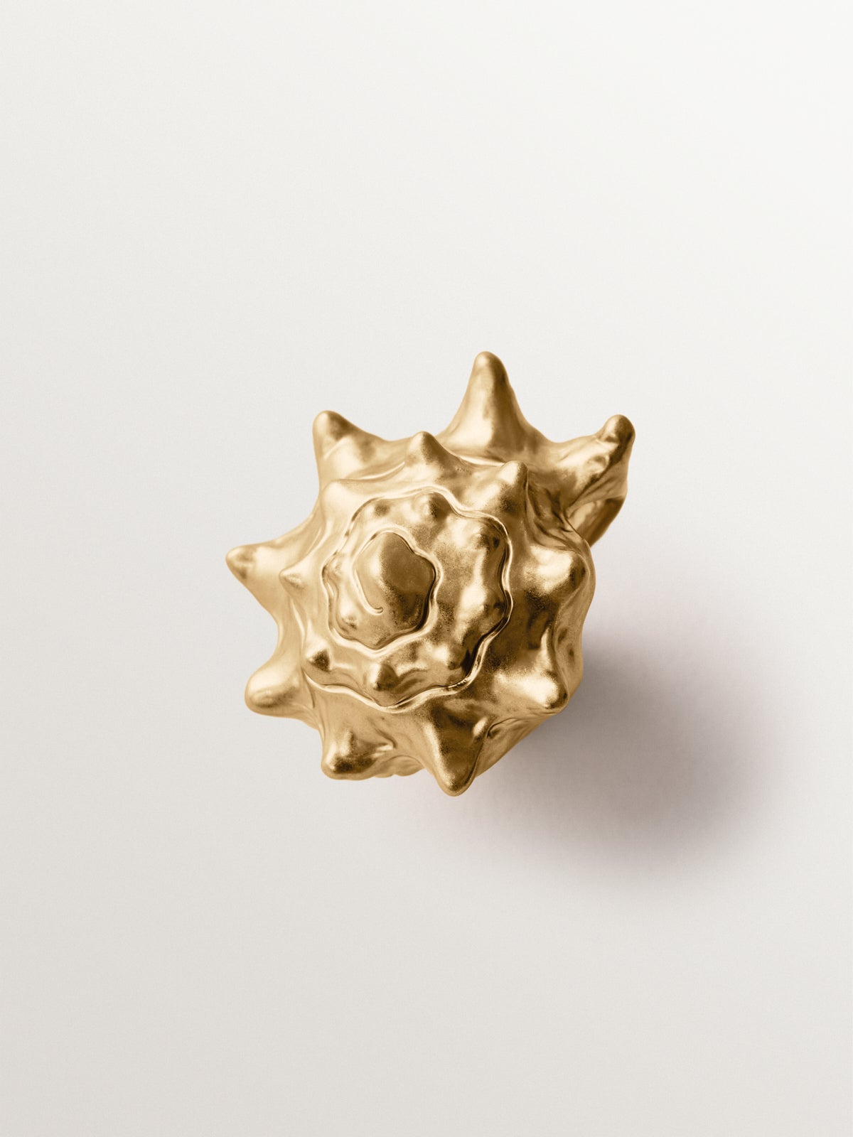 Yellow gold-plated ring in the shape of a shell