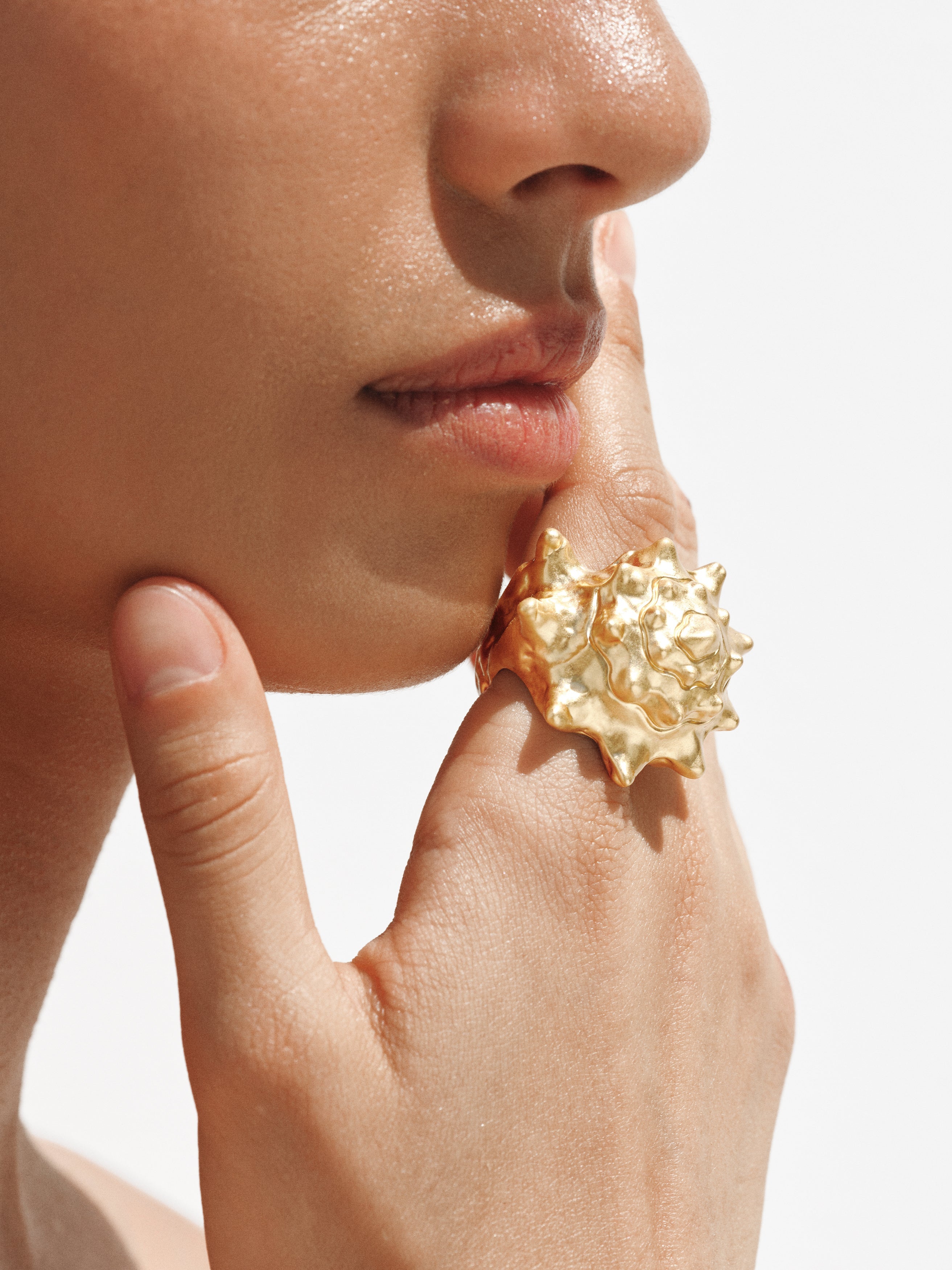 Yellow gold-plated ring in the shape of a shell