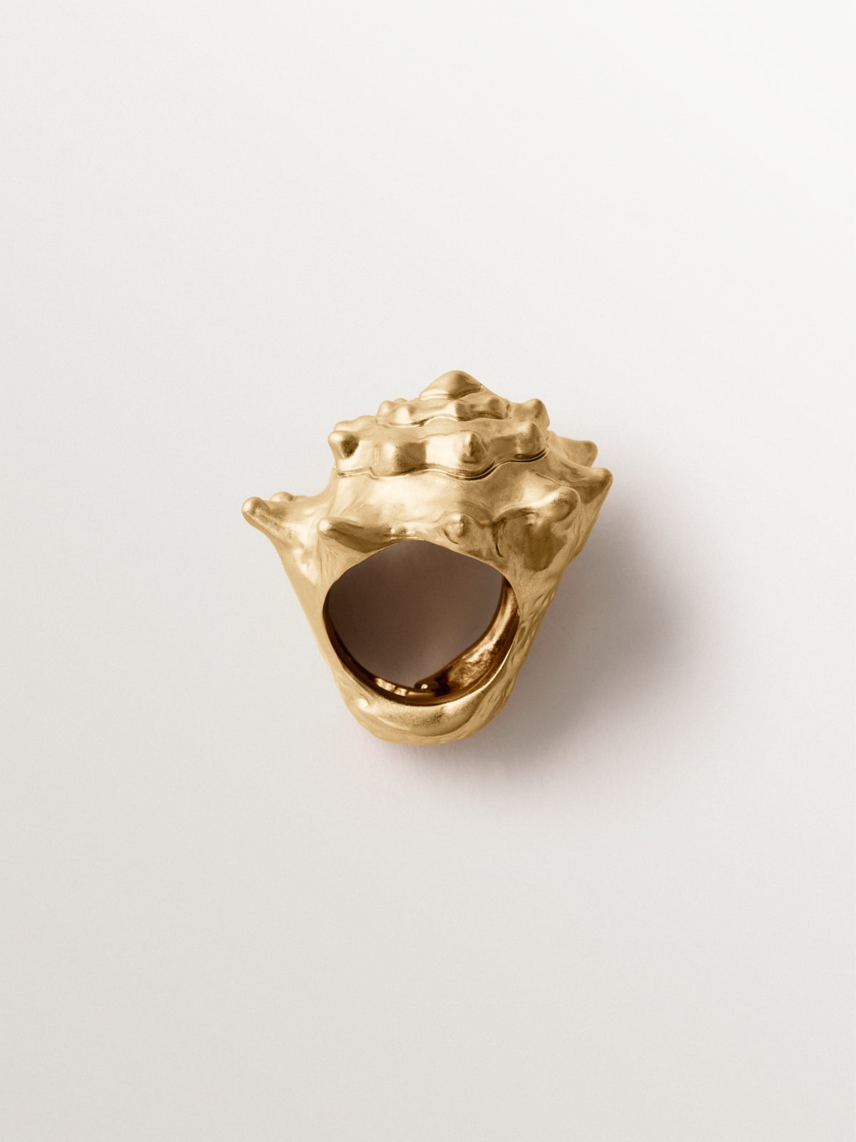 Yellow gold-plated ring in the shape of a shell