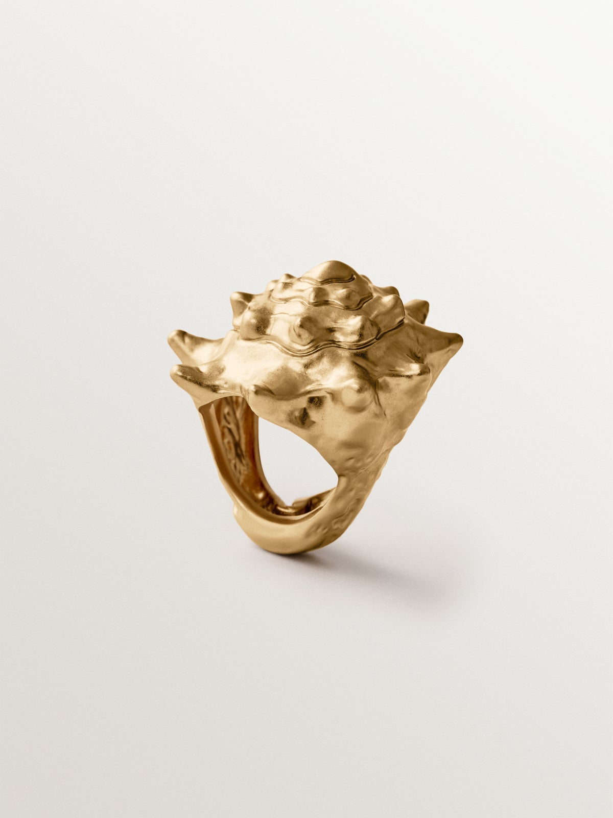 Yellow gold-plated ring in the shape of a shell