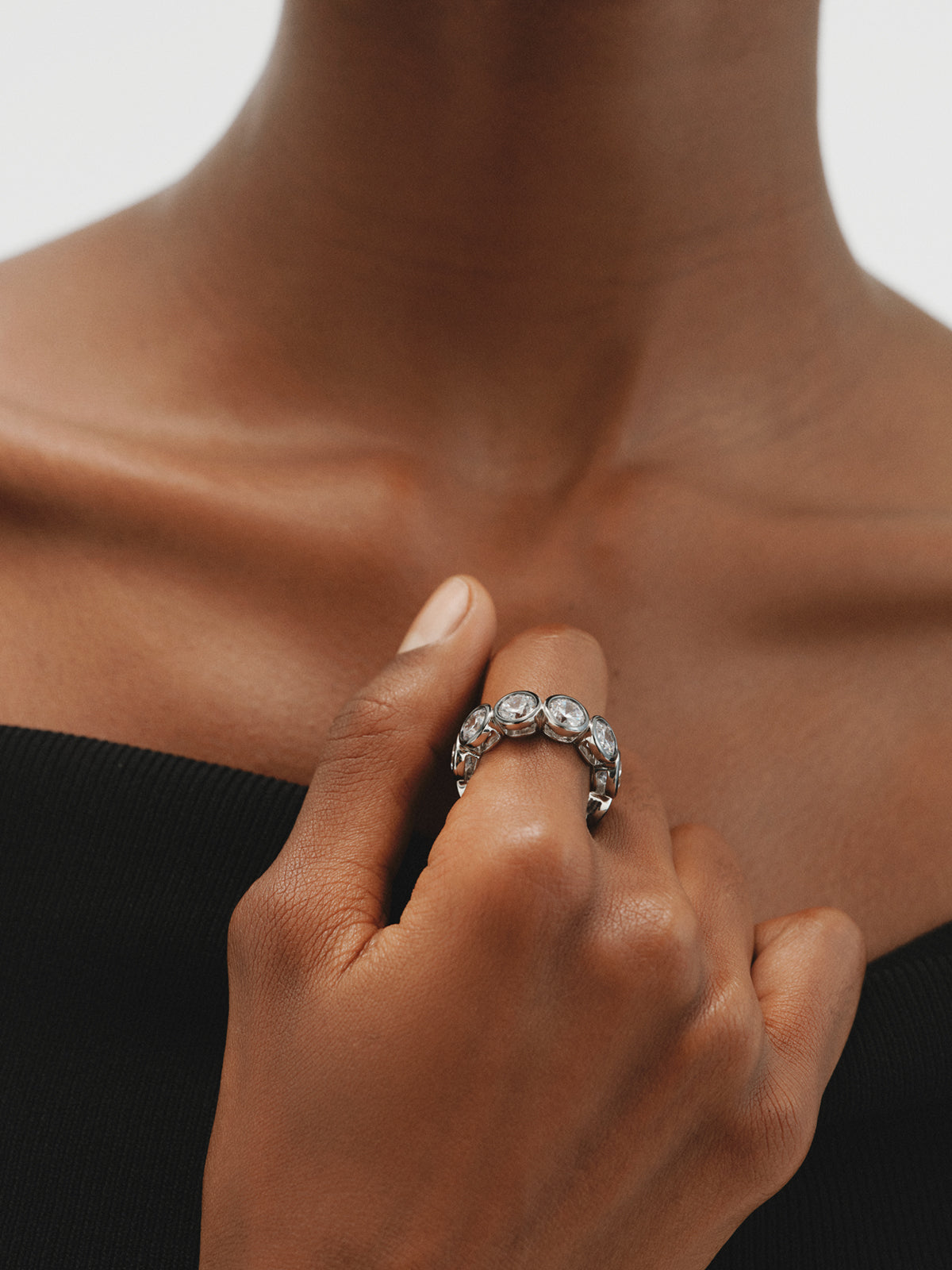 Two-tone ring with crystals
