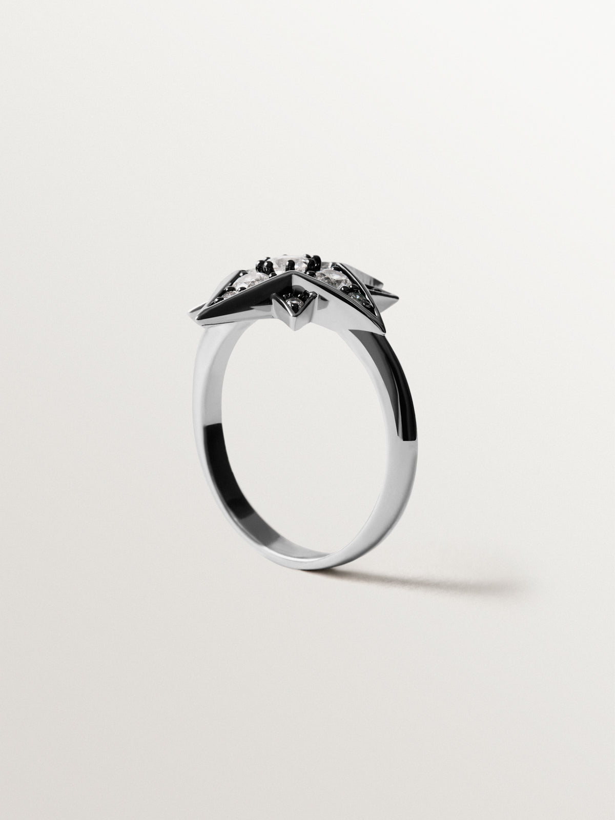 Two-tone ring with star-shaped crystals