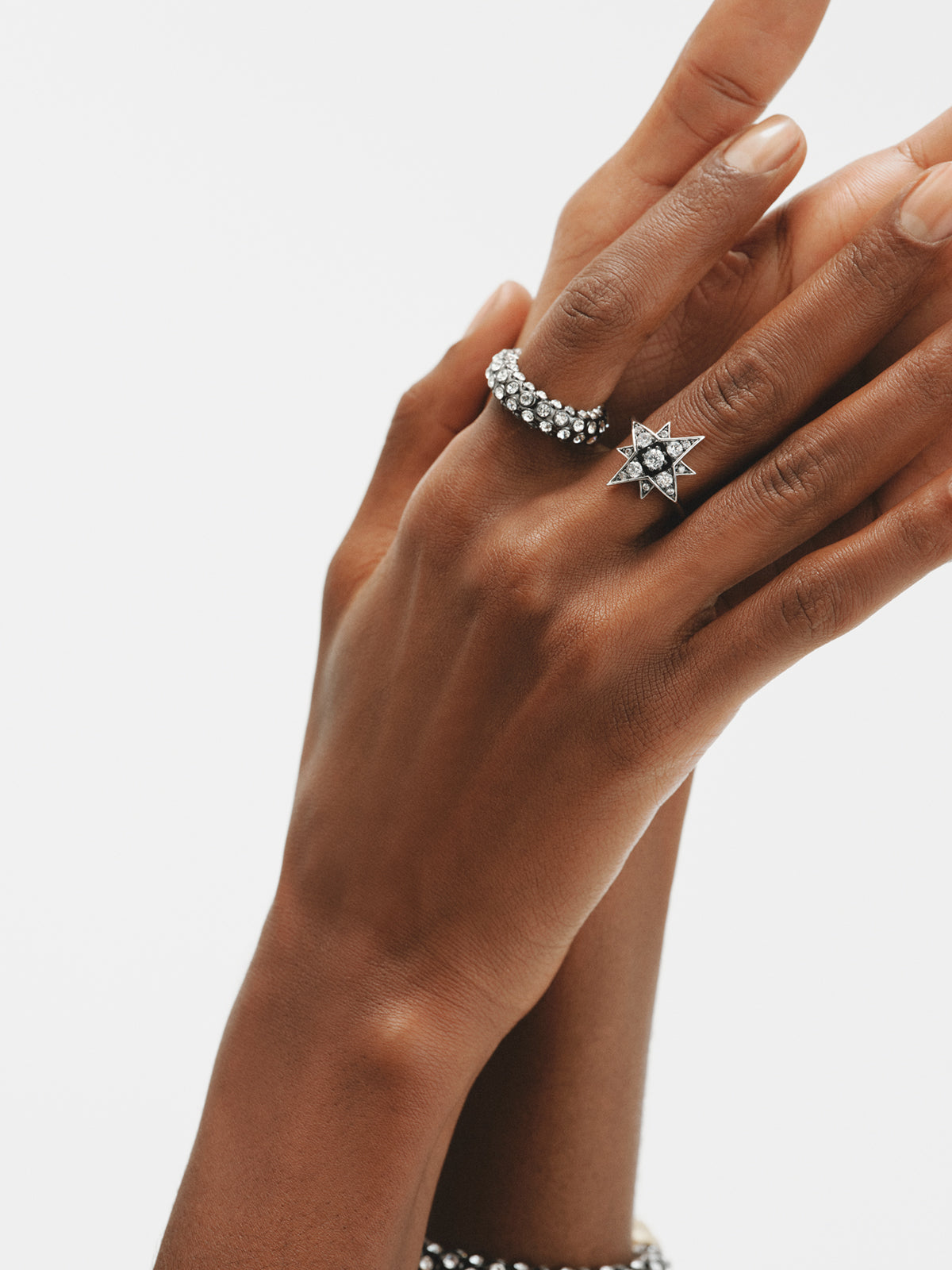 Two-tone ring with star-shaped crystals