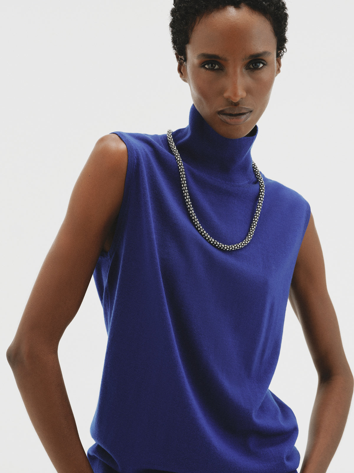 Long tube-shaped necklace with crystals