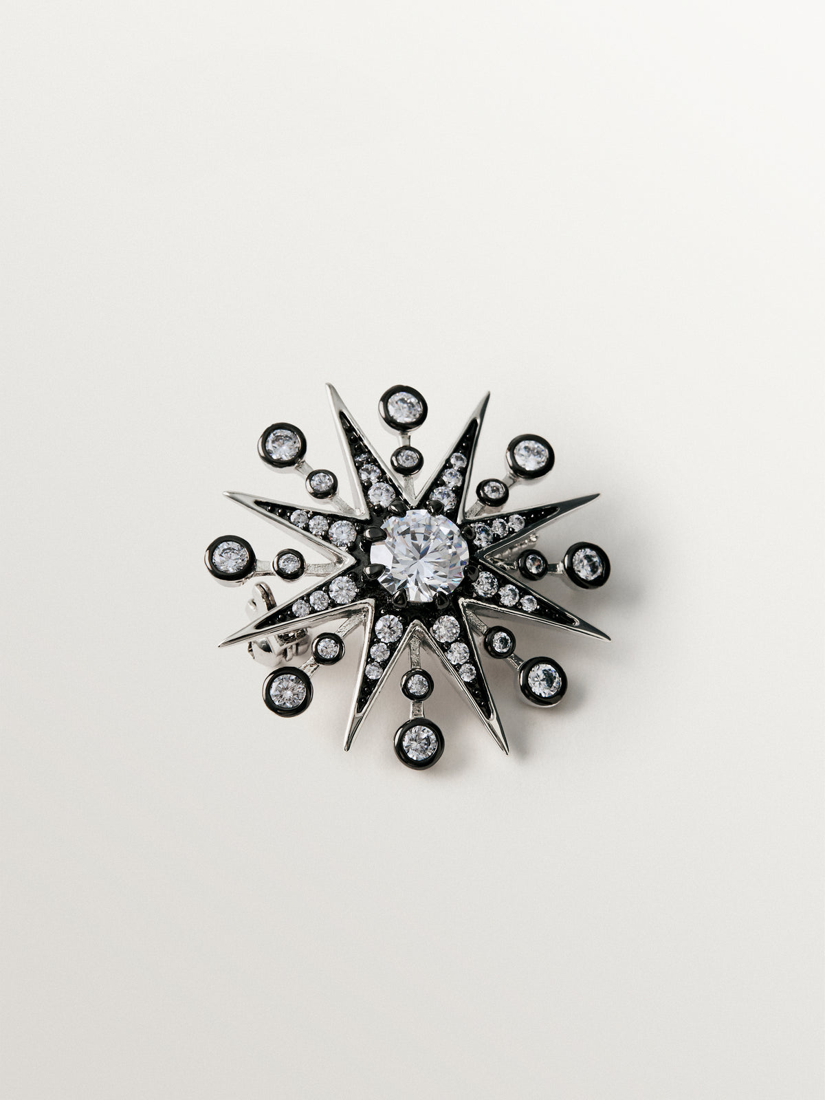 Two-tone brooch with star-shaped crystals
