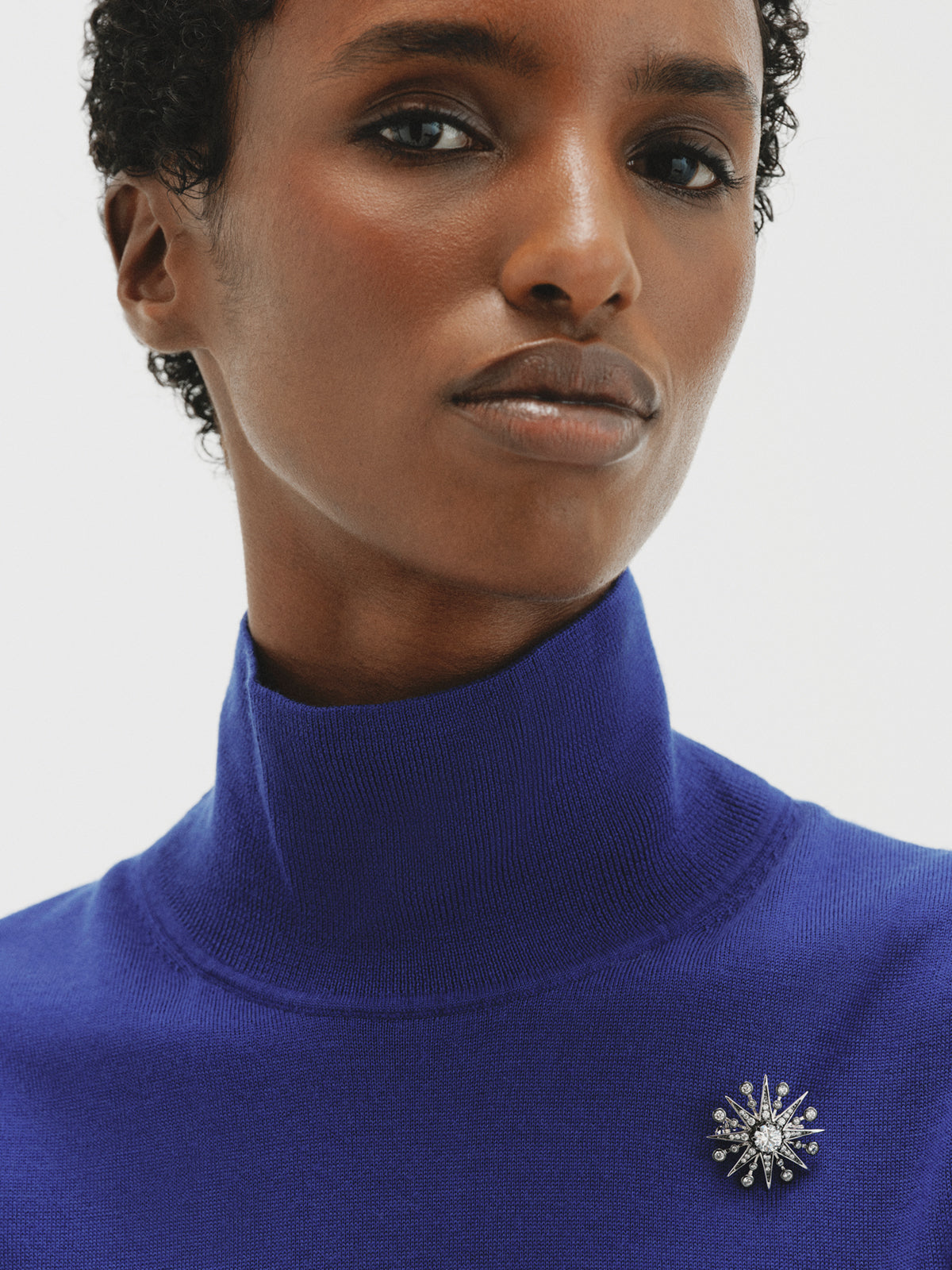 Two-tone brooch with star-shaped crystals