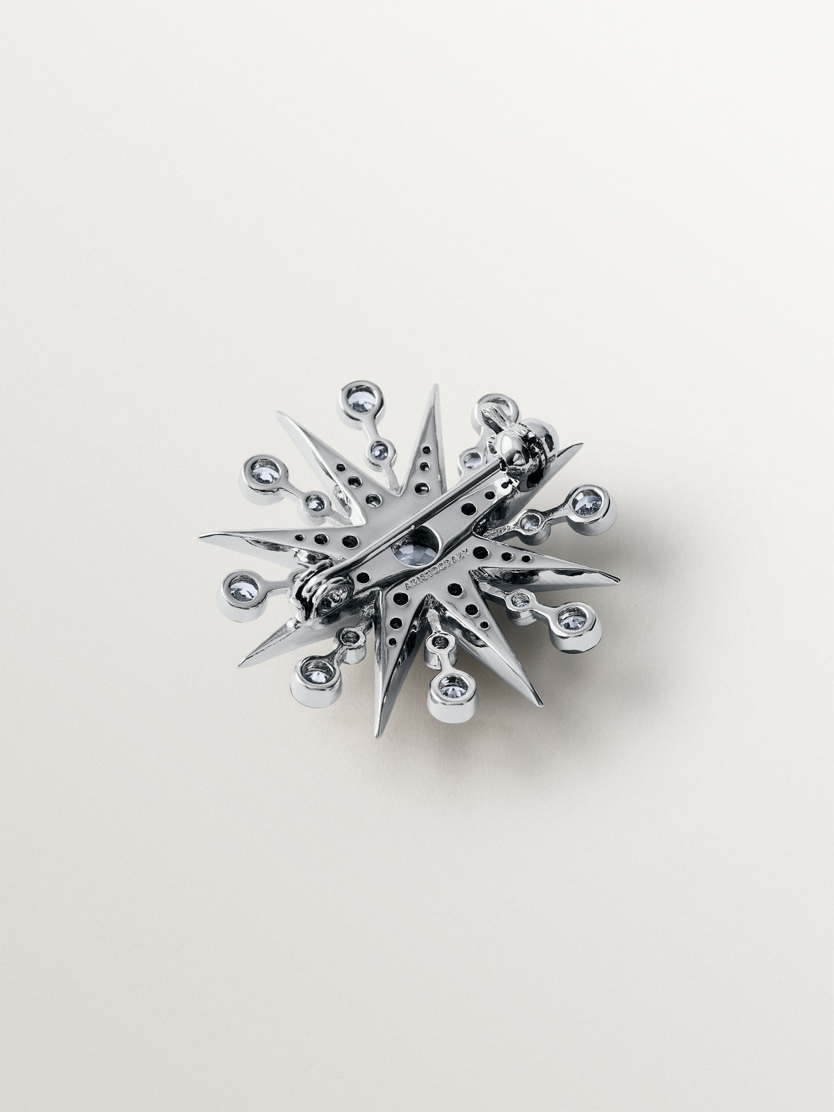 Two-tone brooch with star-shaped crystals
