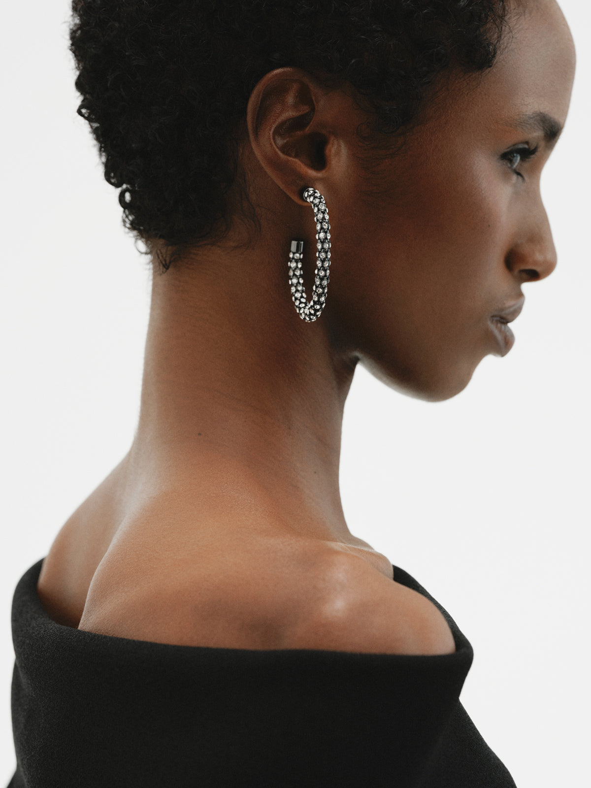 Tube-shaped hoop earrings with crystals