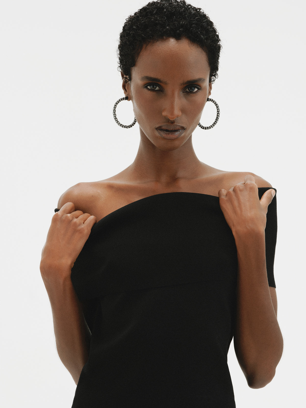 Tube-shaped hoop earrings with crystals