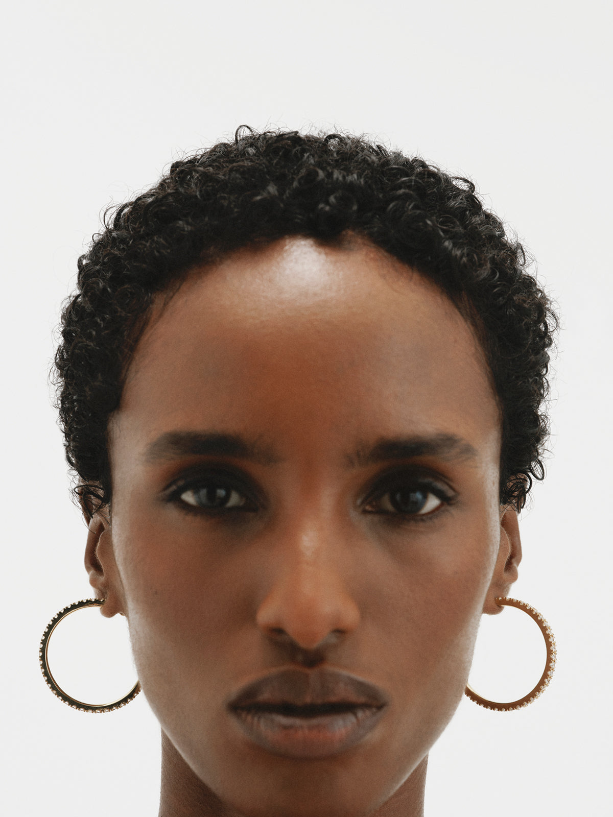 Medium yellow gold-plated hoop earrings with crystals