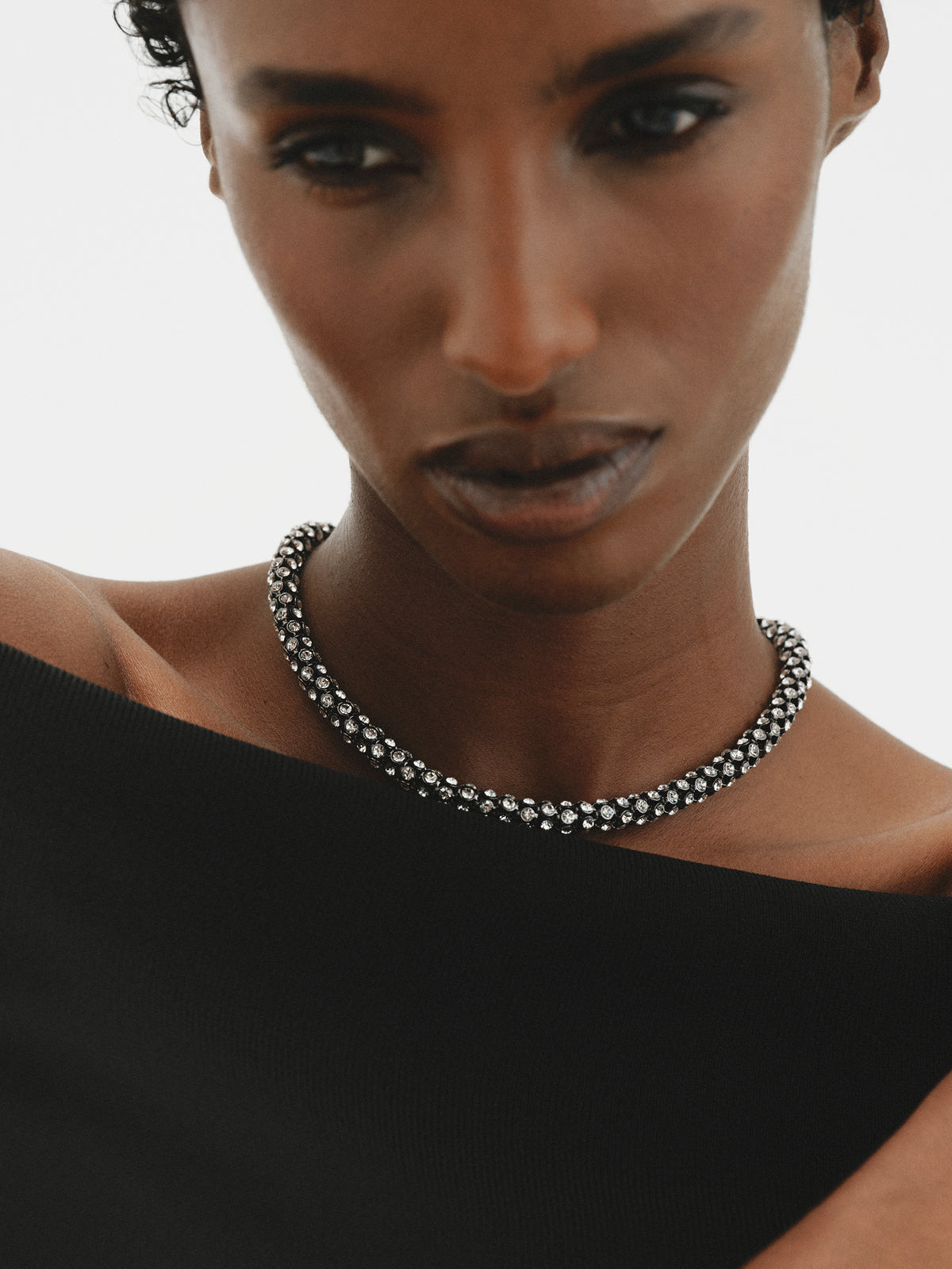 Short tube-shaped necklace with crystals