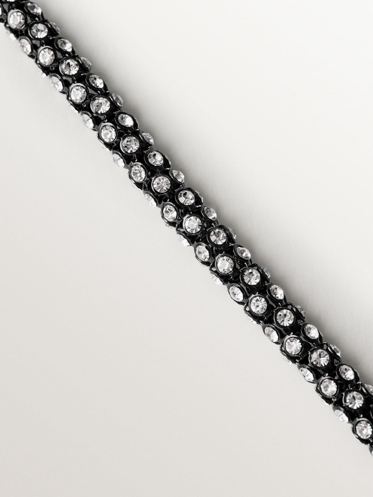 Short tube-shaped necklace with crystals