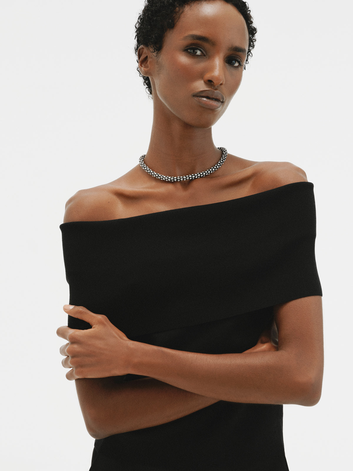 Short tube-shaped necklace with crystals