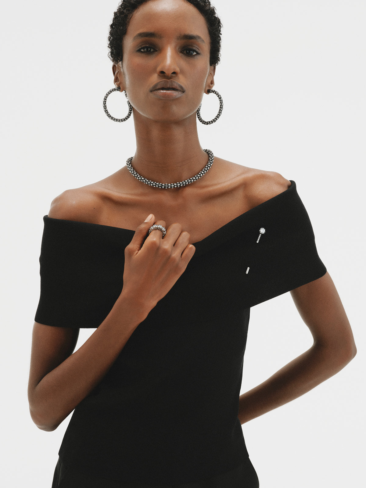 Short tube-shaped necklace with crystals