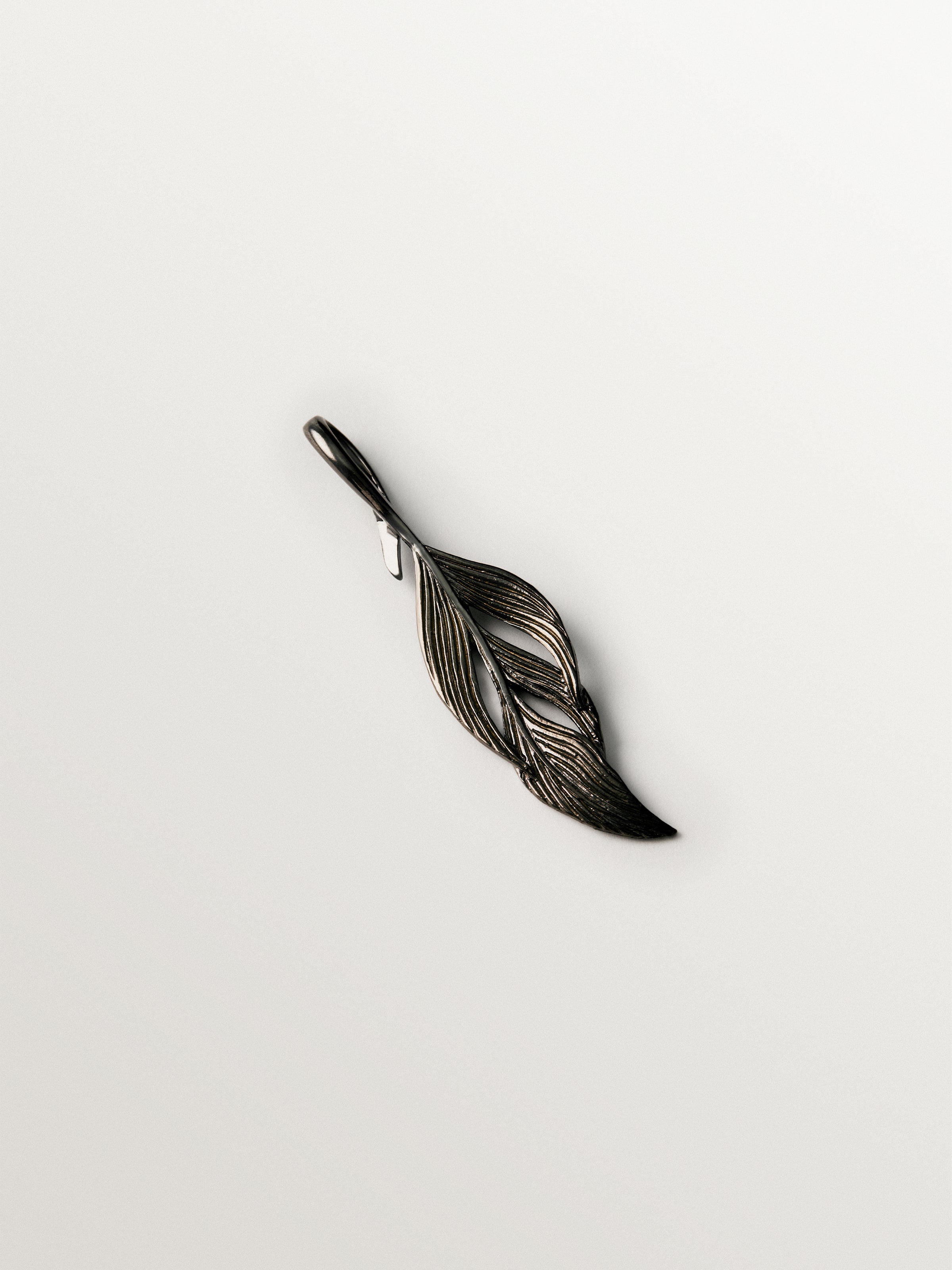 18k leaf-shaped charm