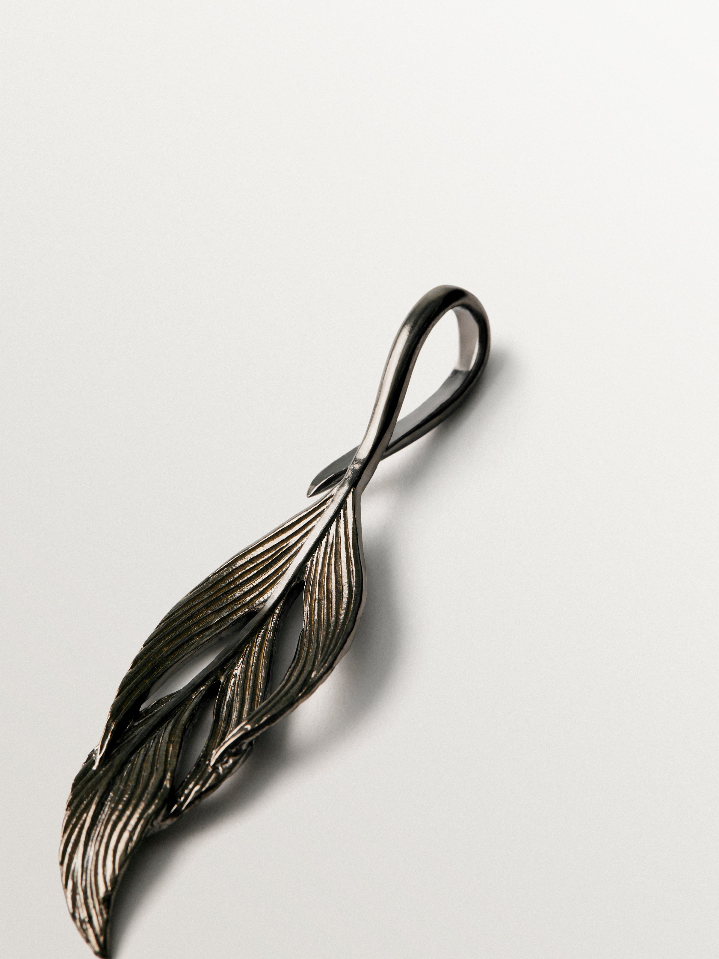 18k leaf-shaped charm