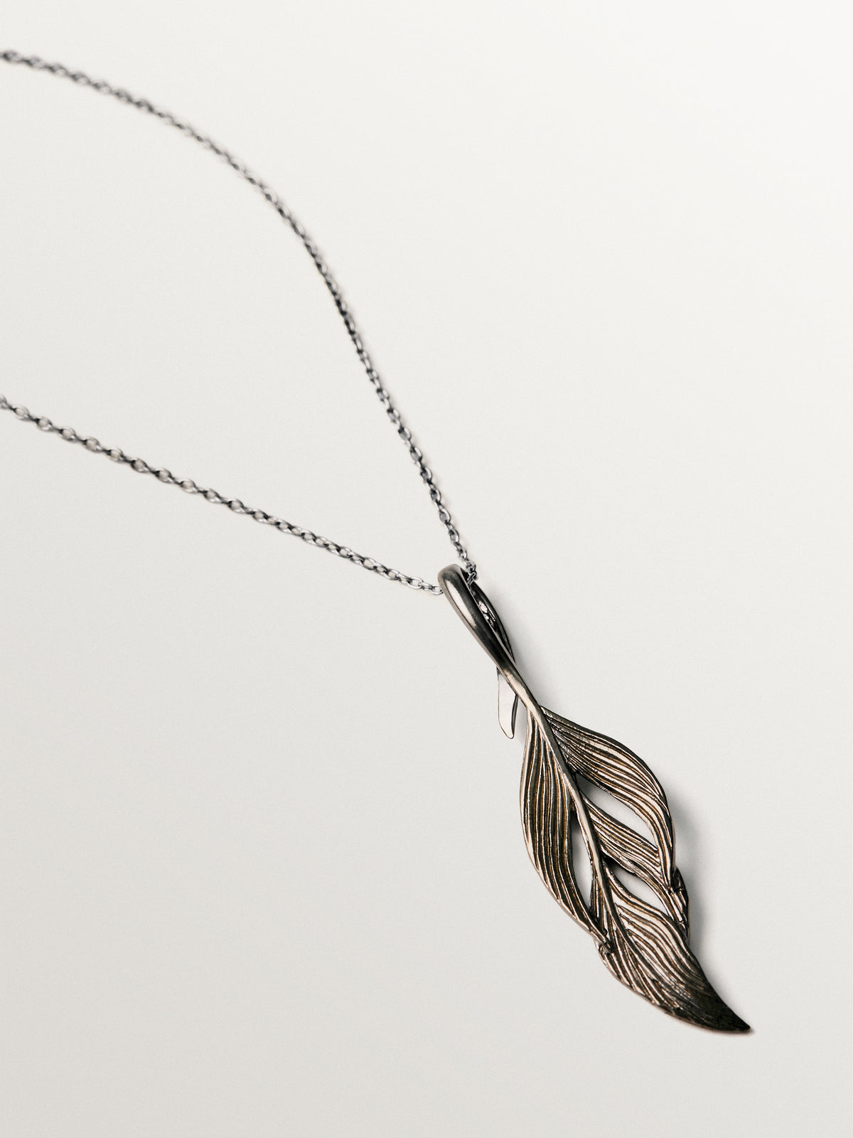 18k leaf-shaped charm