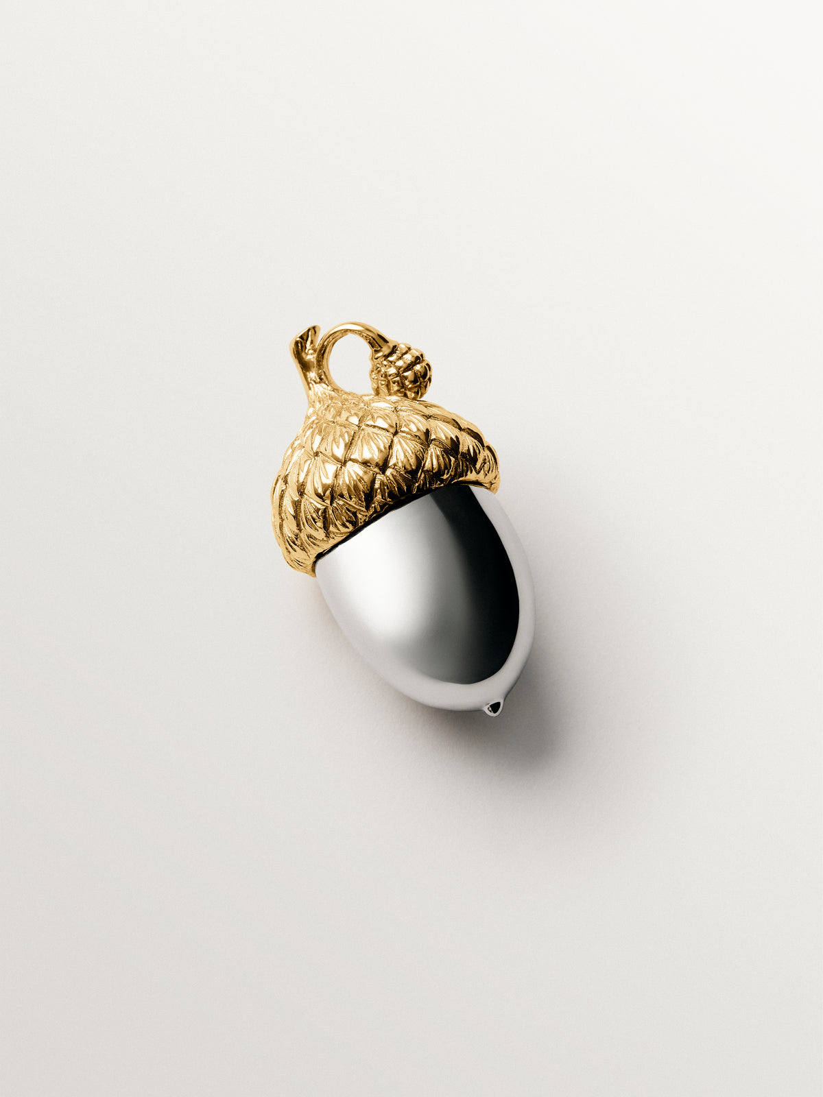 Two-tone charm in 925 sterling silver plated in 18k gold, shaped like an acorn