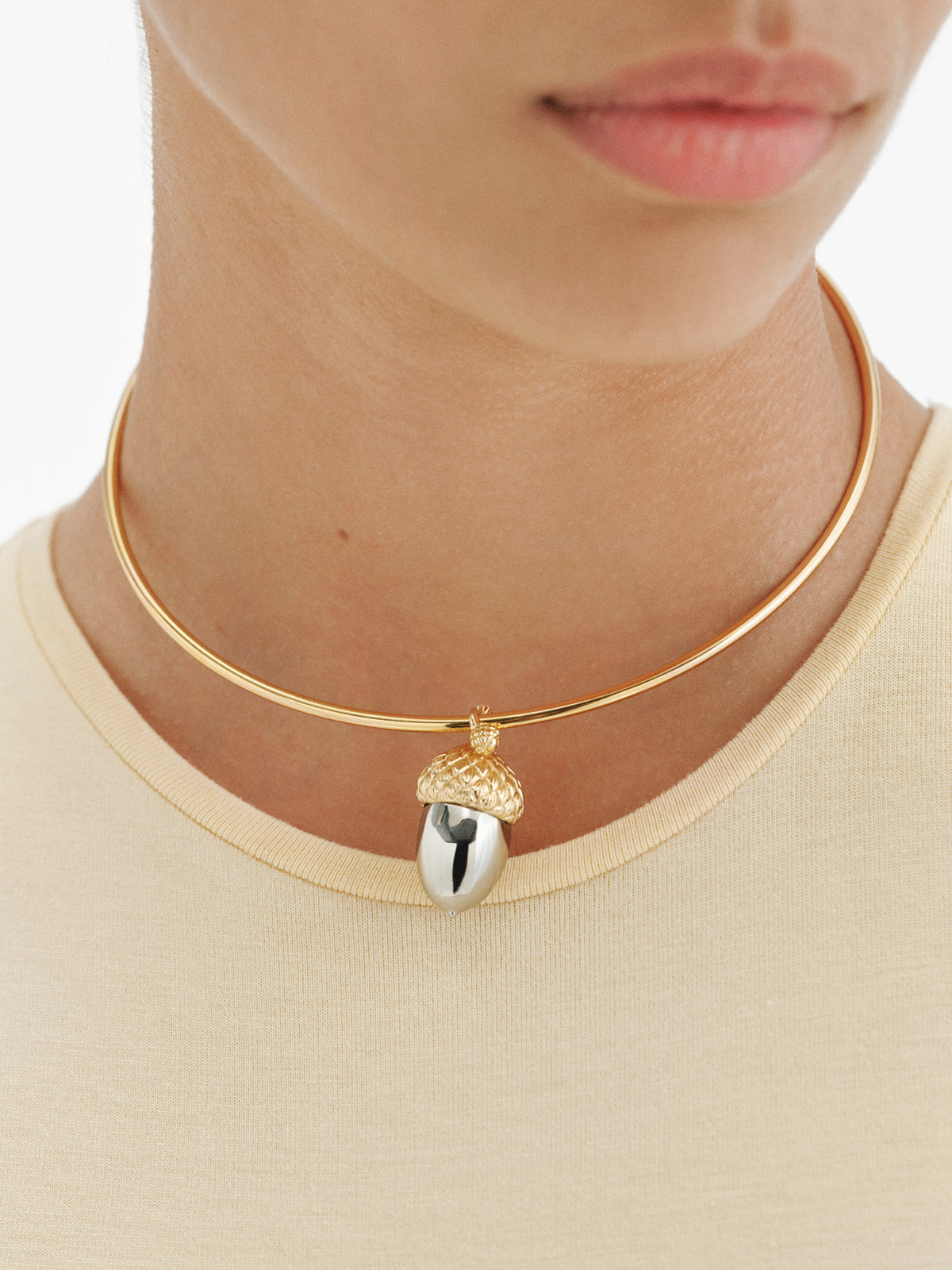 Two-tone charm in 925 sterling silver plated in 18k gold, shaped like an acorn