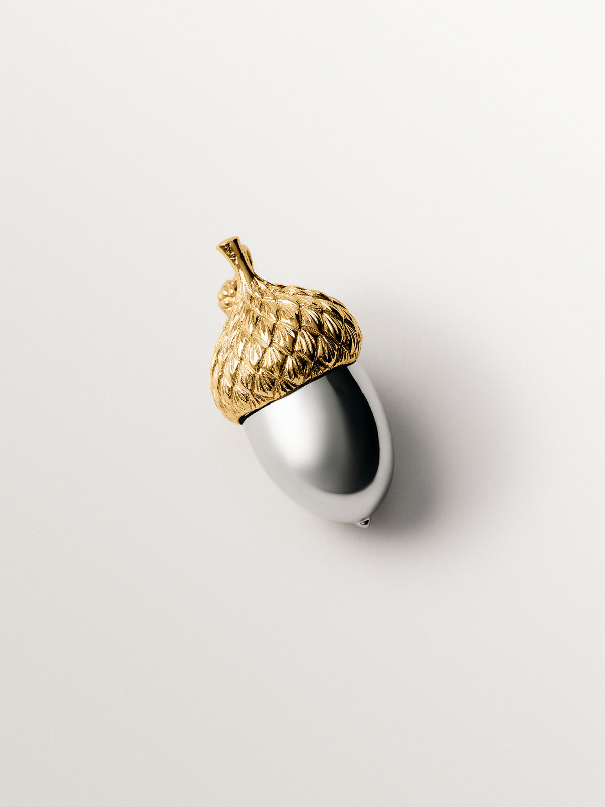 Two-tone charm in 925 sterling silver plated in 18k gold, shaped like an acorn