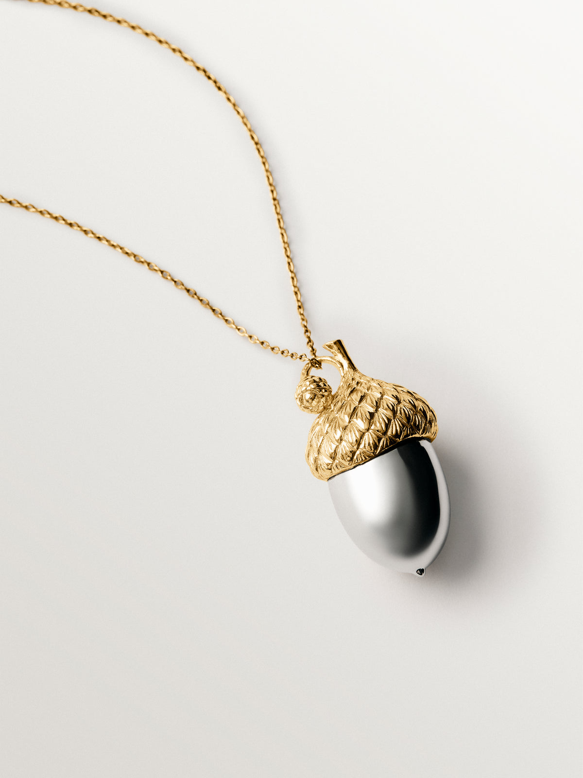 Two-tone charm in 925 sterling silver plated in 18k gold, shaped like an acorn