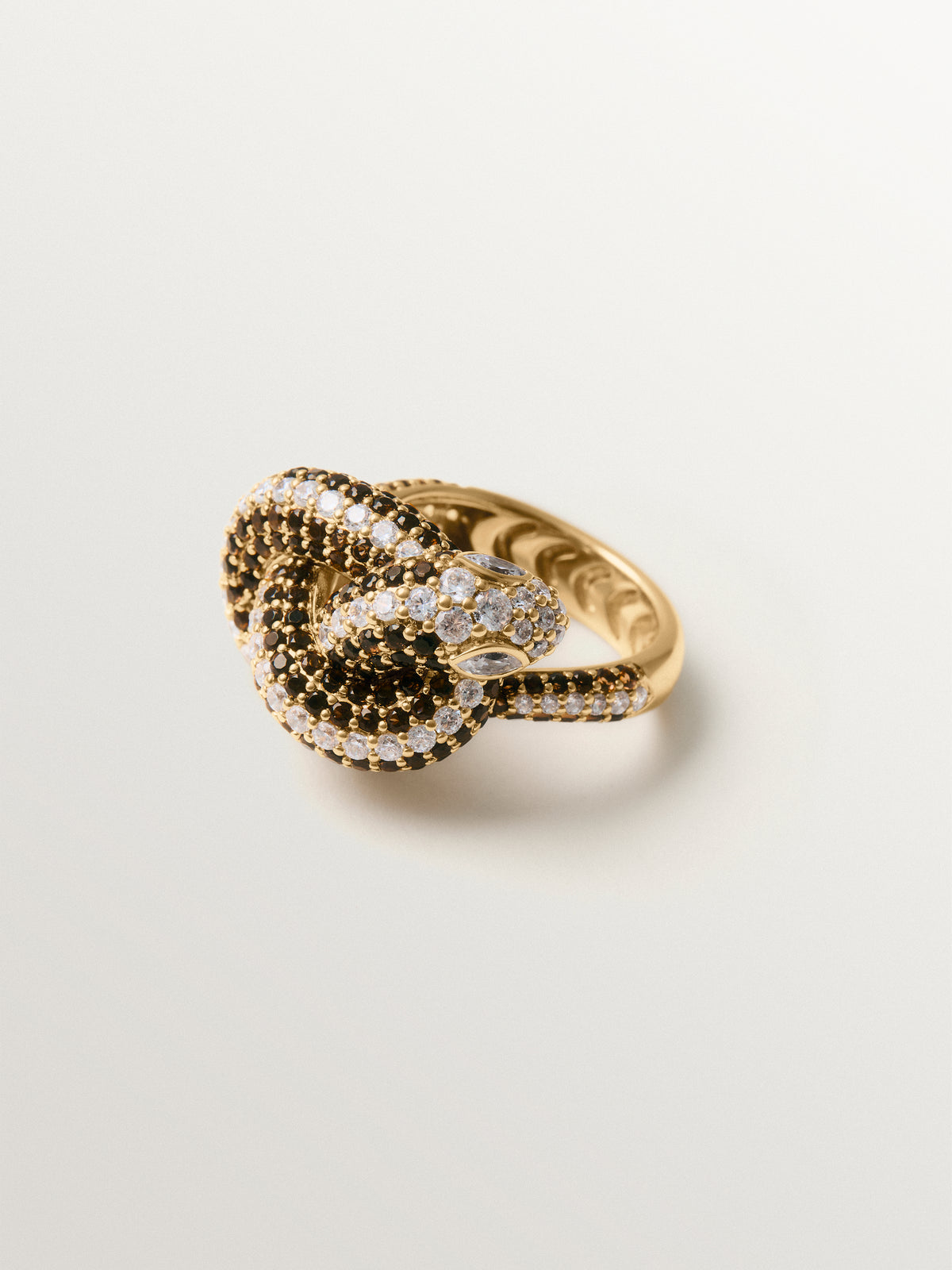 Anillo bañado en oro amarillo con forma de serpiente y cristales