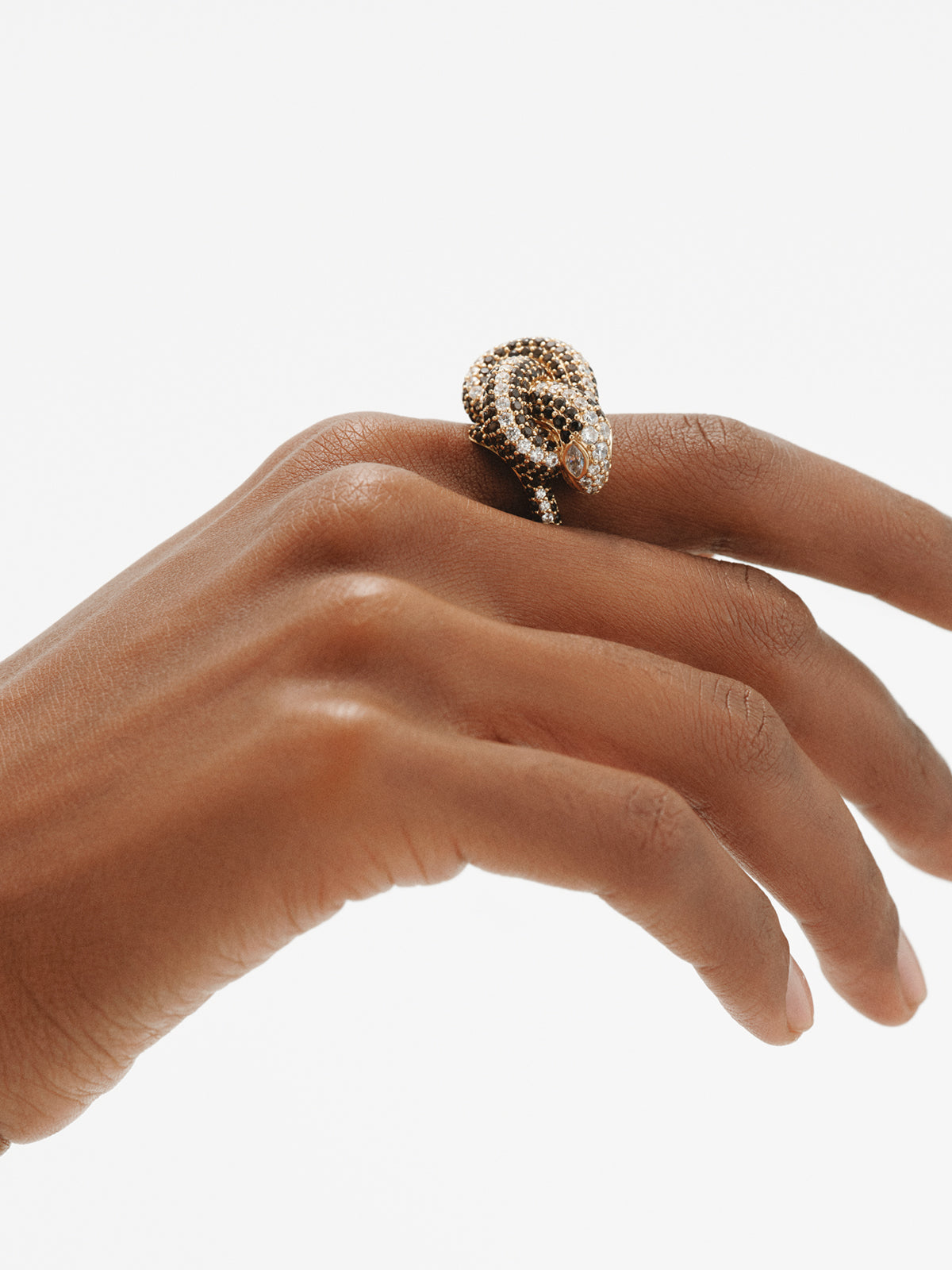Anillo bañado en oro amarillo con forma de serpiente y cristales