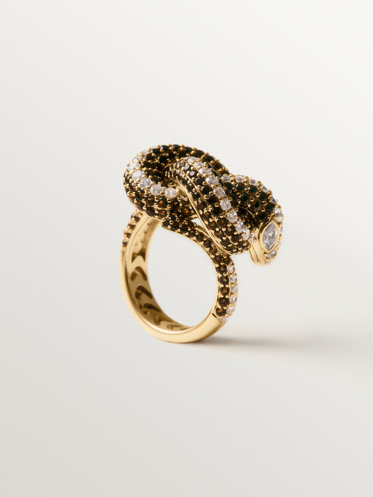 Anillo bañado en oro amarillo con forma de serpiente y cristales