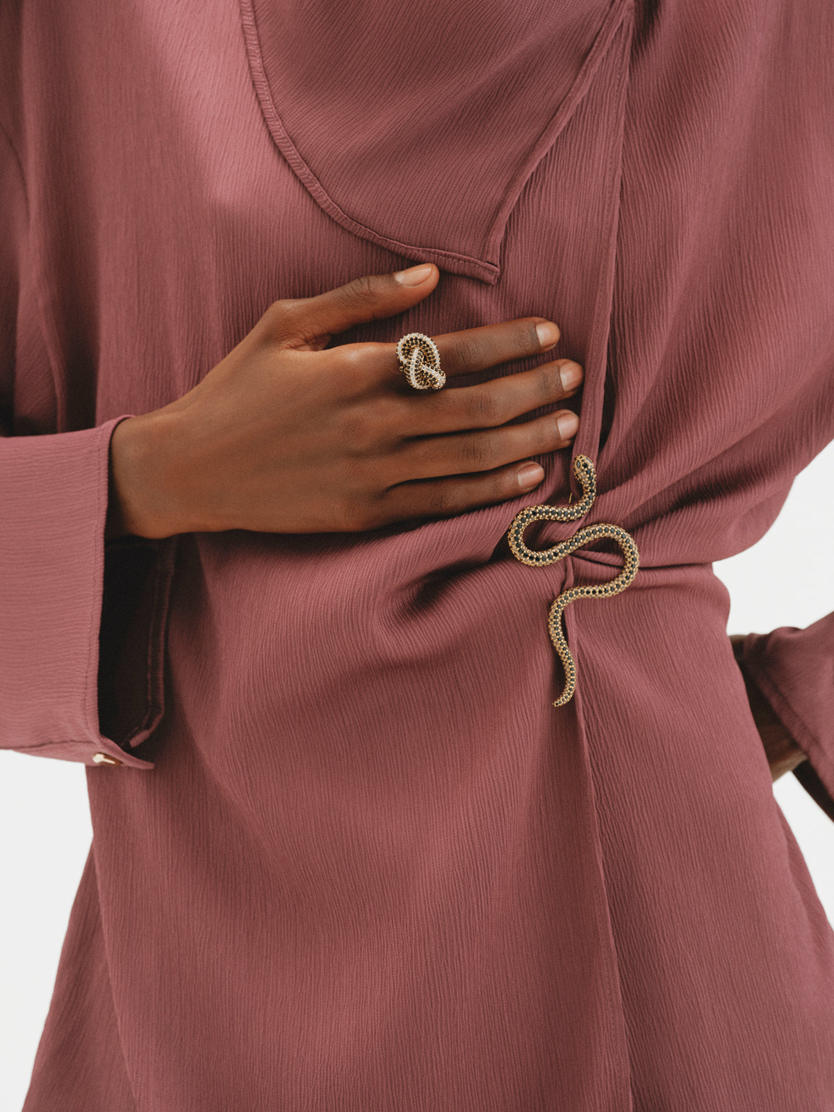 Anillo bañado en oro amarillo con forma de serpiente y cristales