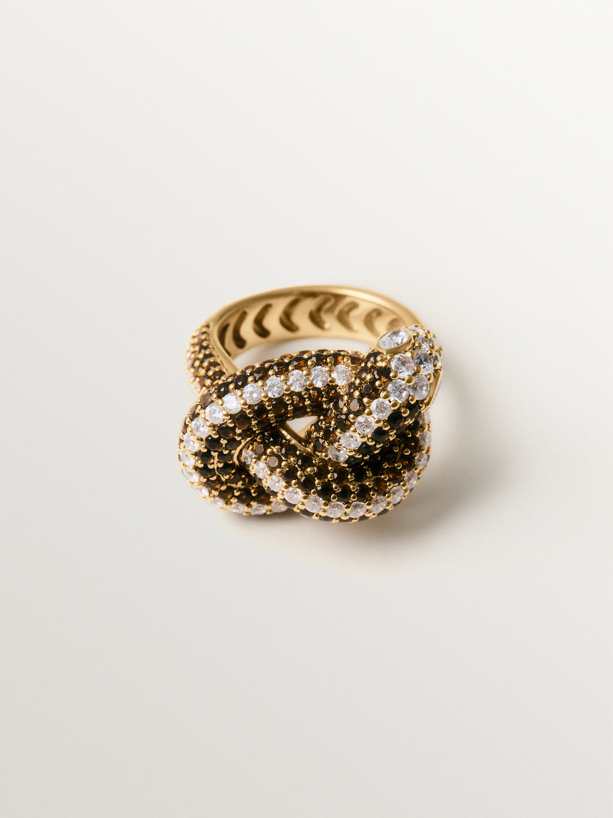 Anillo bañado en oro amarillo con forma de serpiente y cristales