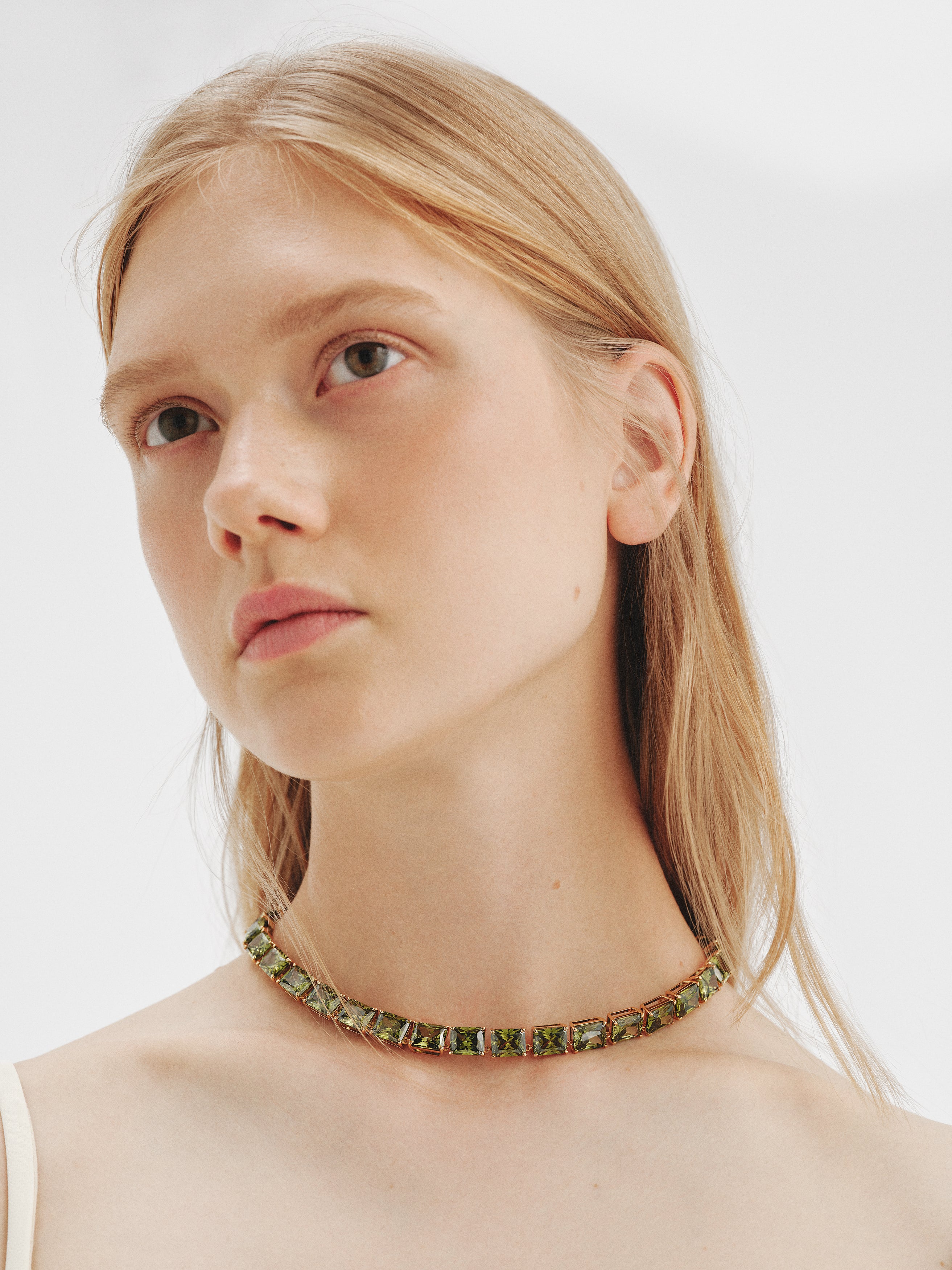 Collar bañado en oro amarillo con cristales verdes