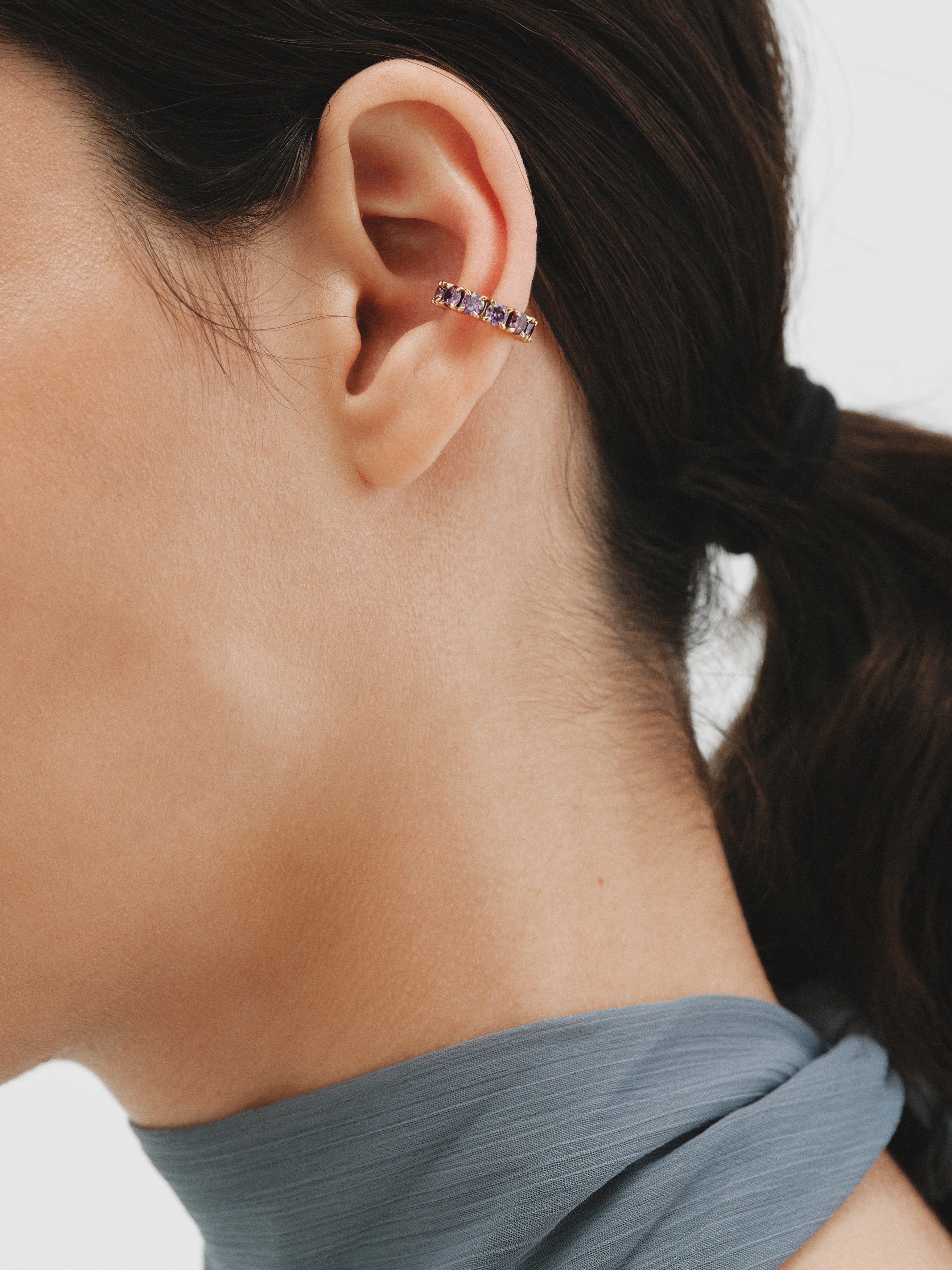Earcuff bañado en oro amarillo con cristales morados