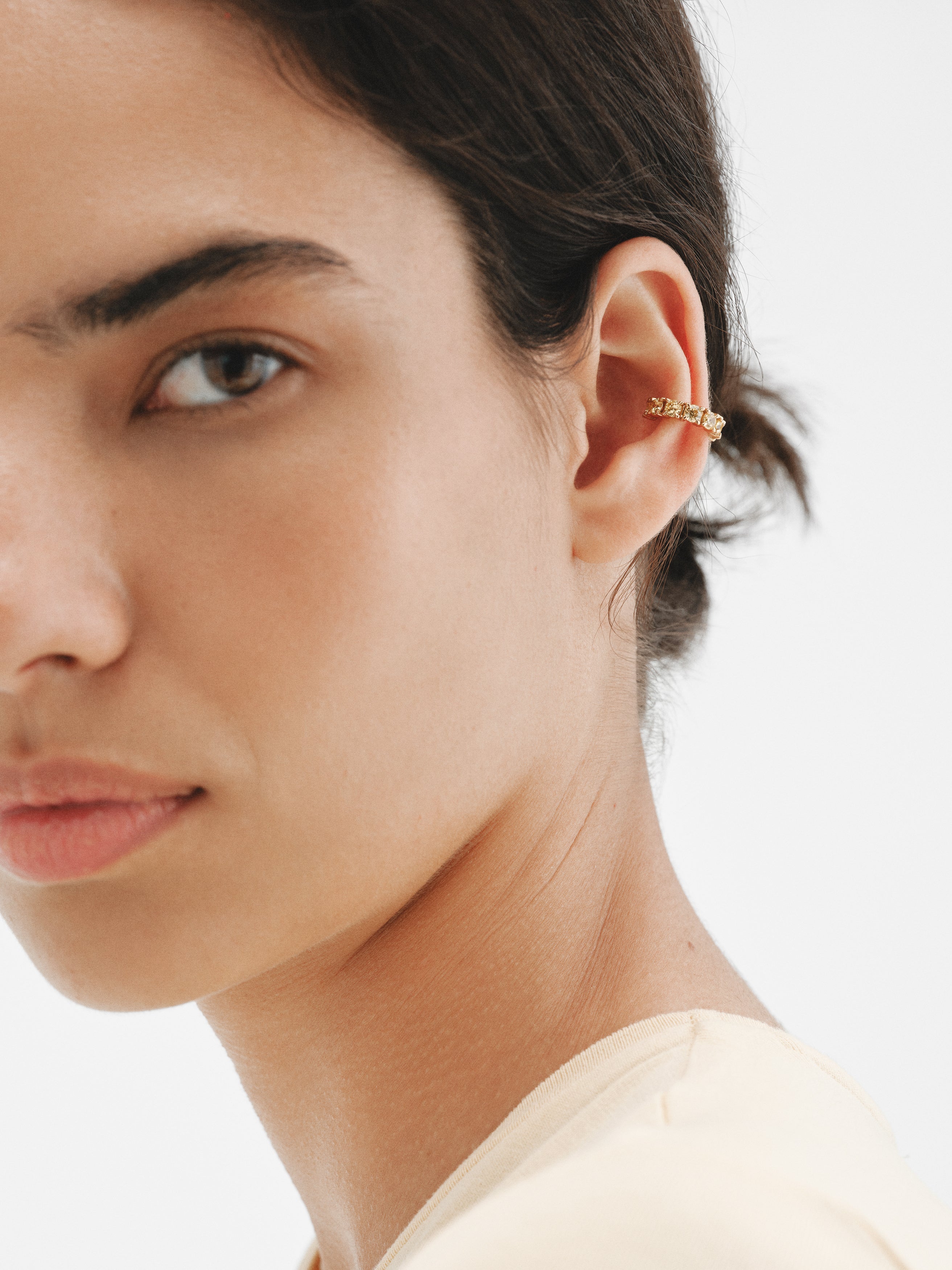 Earcuff bañado en oro amarillo con cristales amarillos