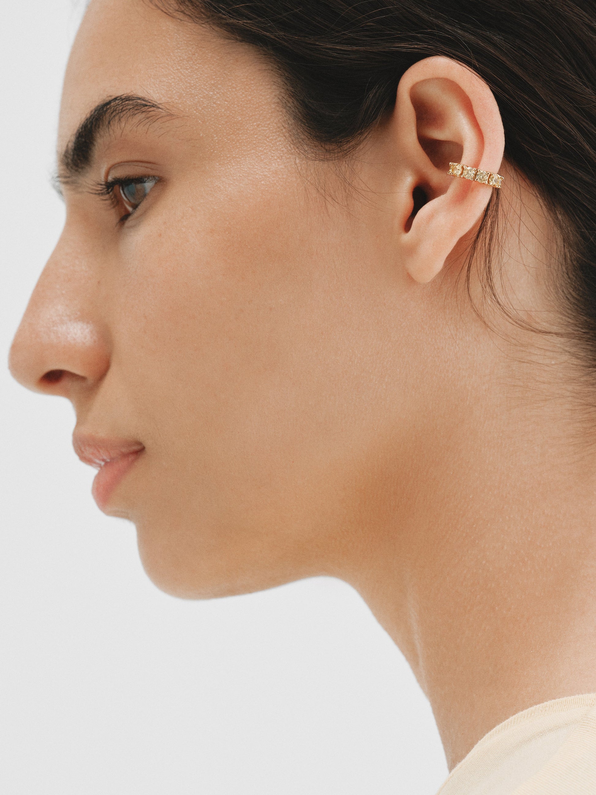 Earcuff bañado en oro amarillo con cristales amarillos