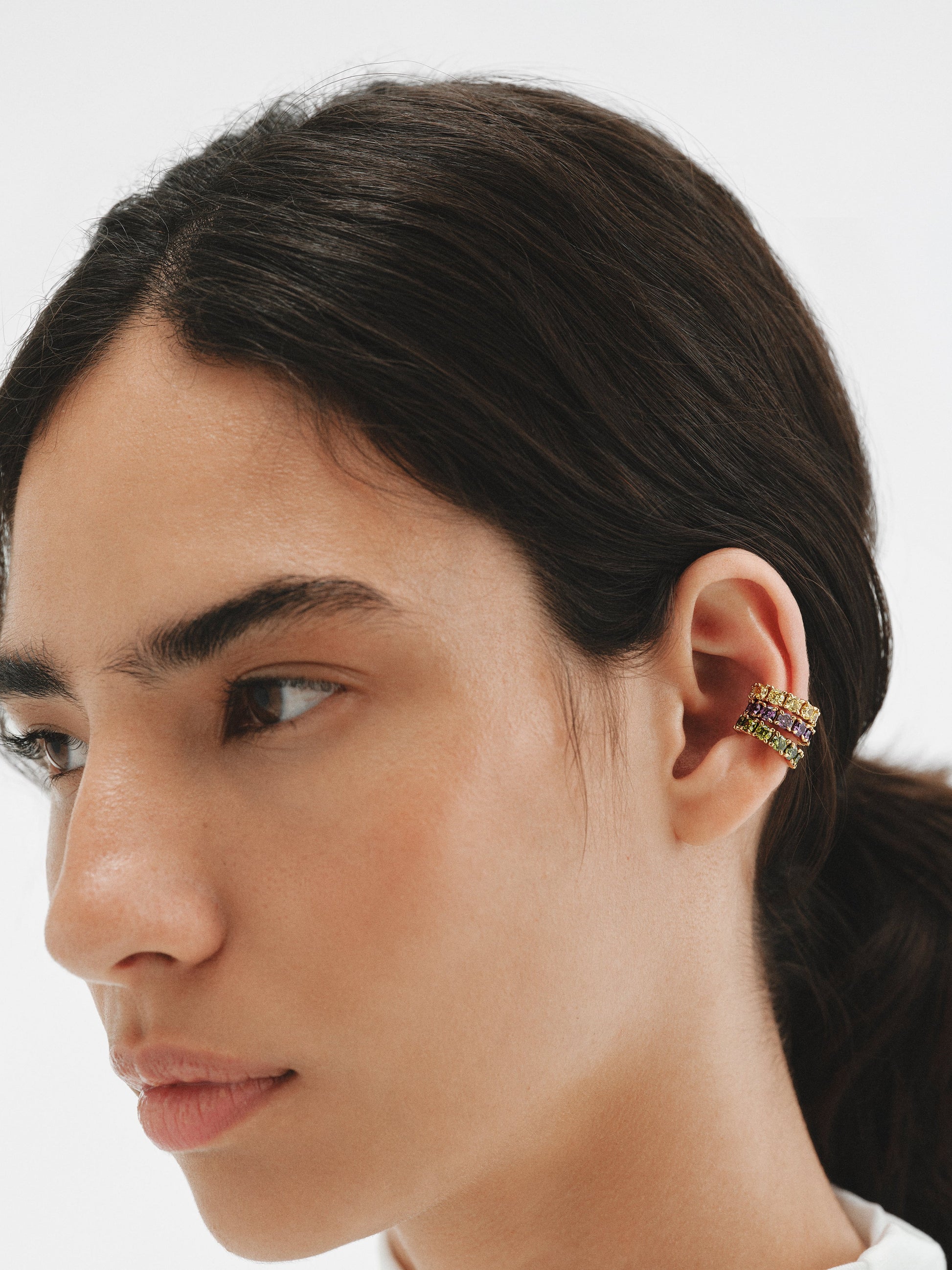 Earcuff bañado en oro amarillo con cristales amarillos
