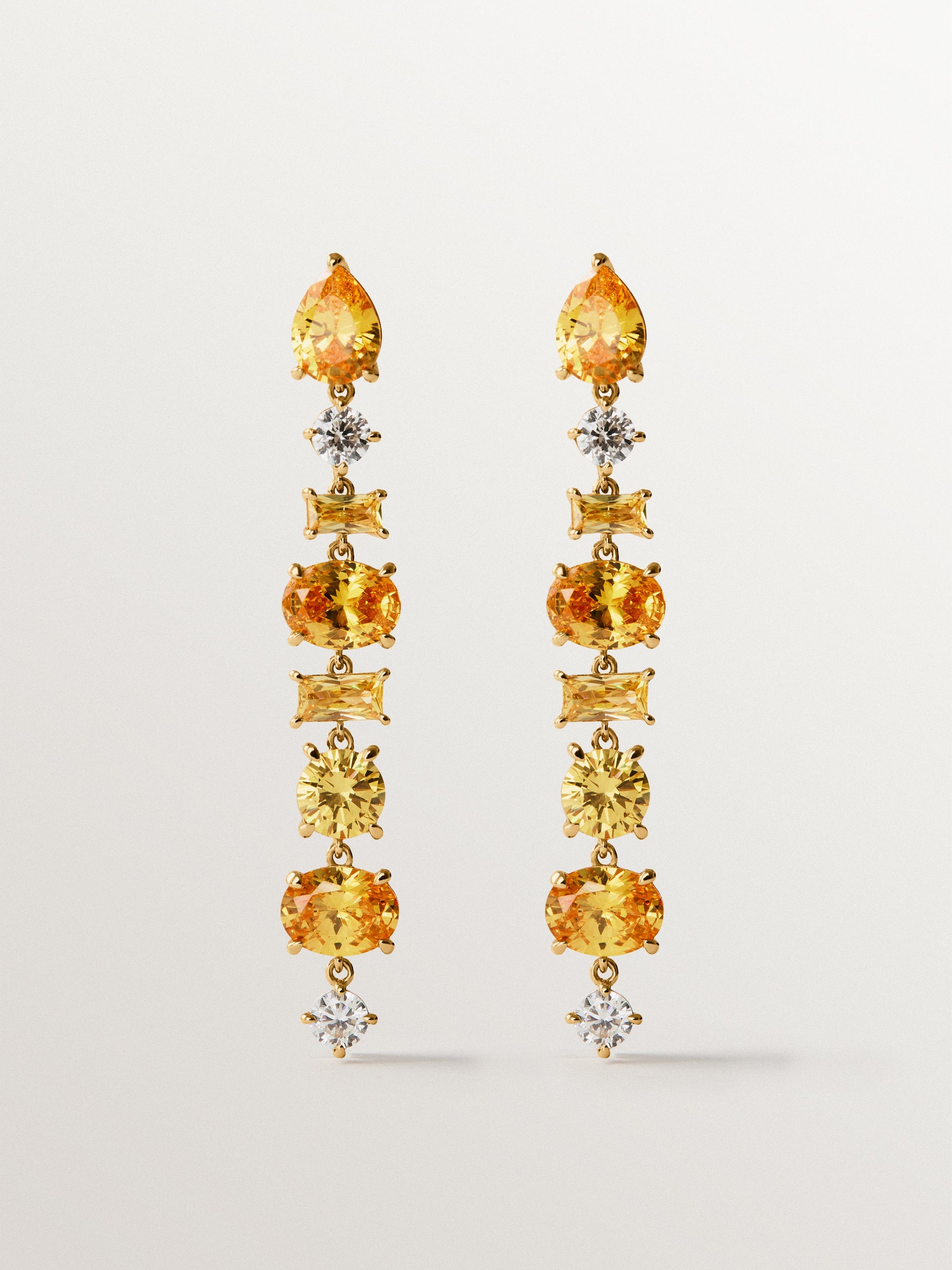 Pendientes largos bañados en oro amarillo con cristales amarillos