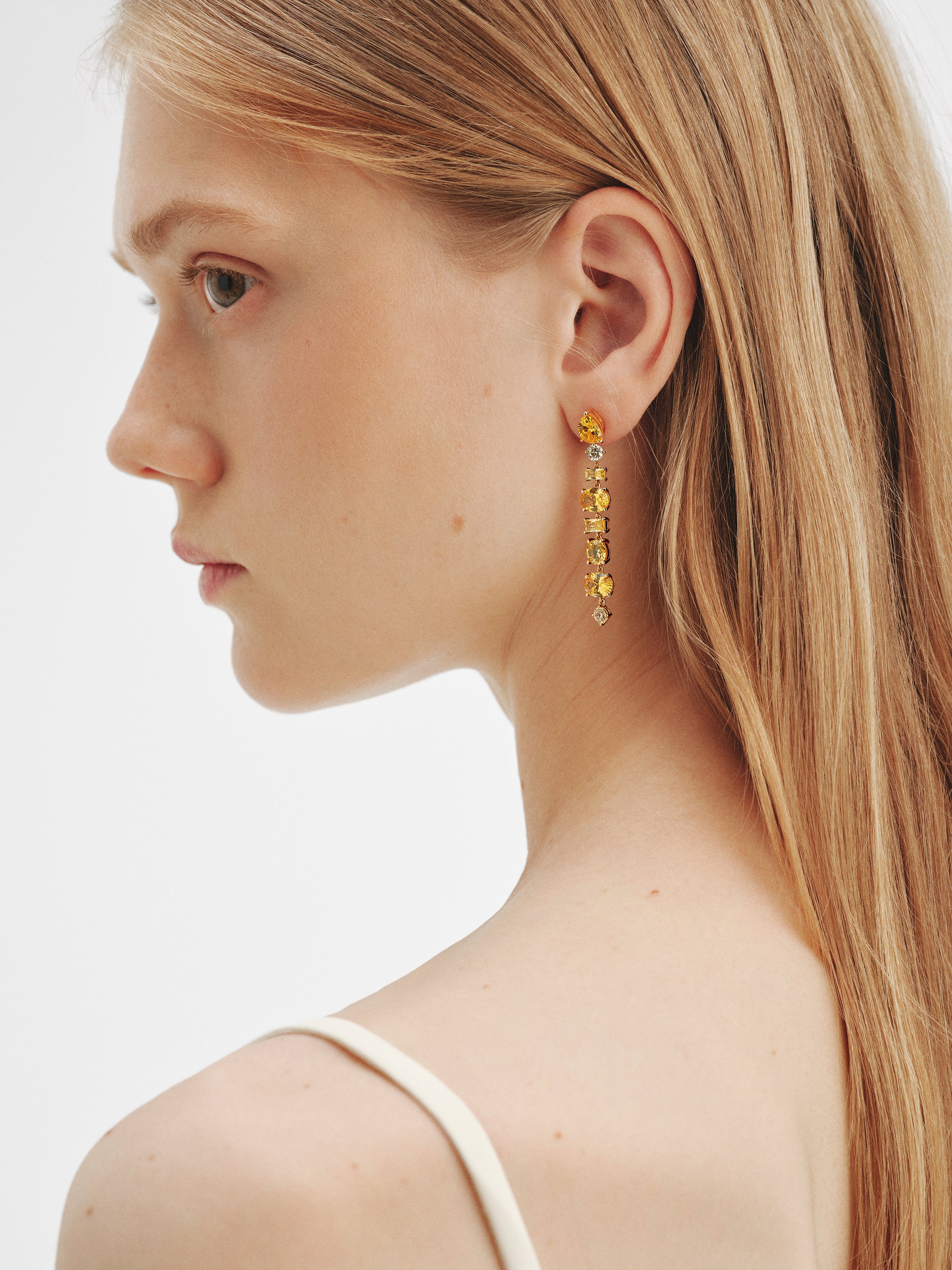 Pendientes largos bañados en oro amarillo con cristales amarillos