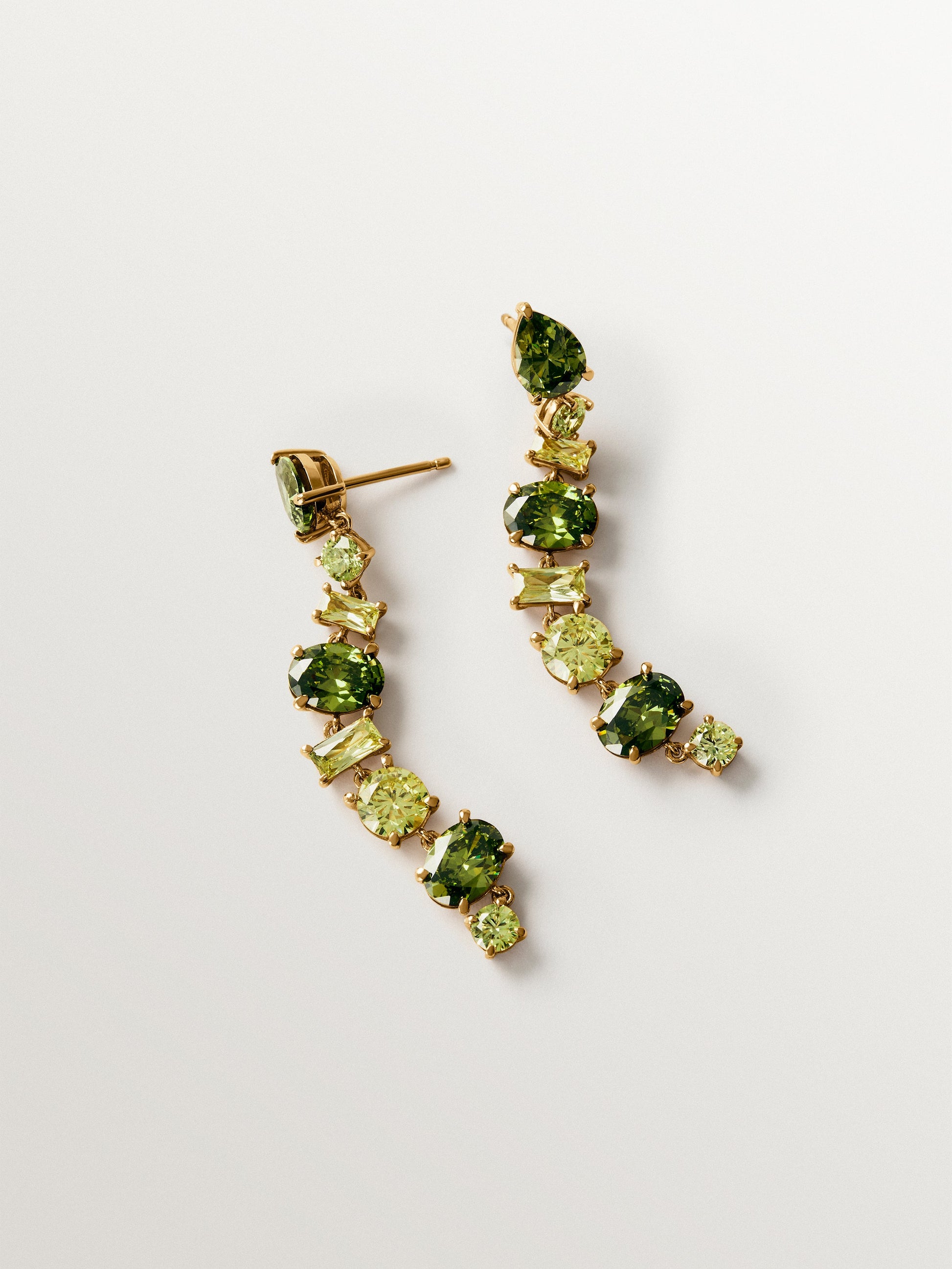 Long earrings plated in yellow gold with green crystals