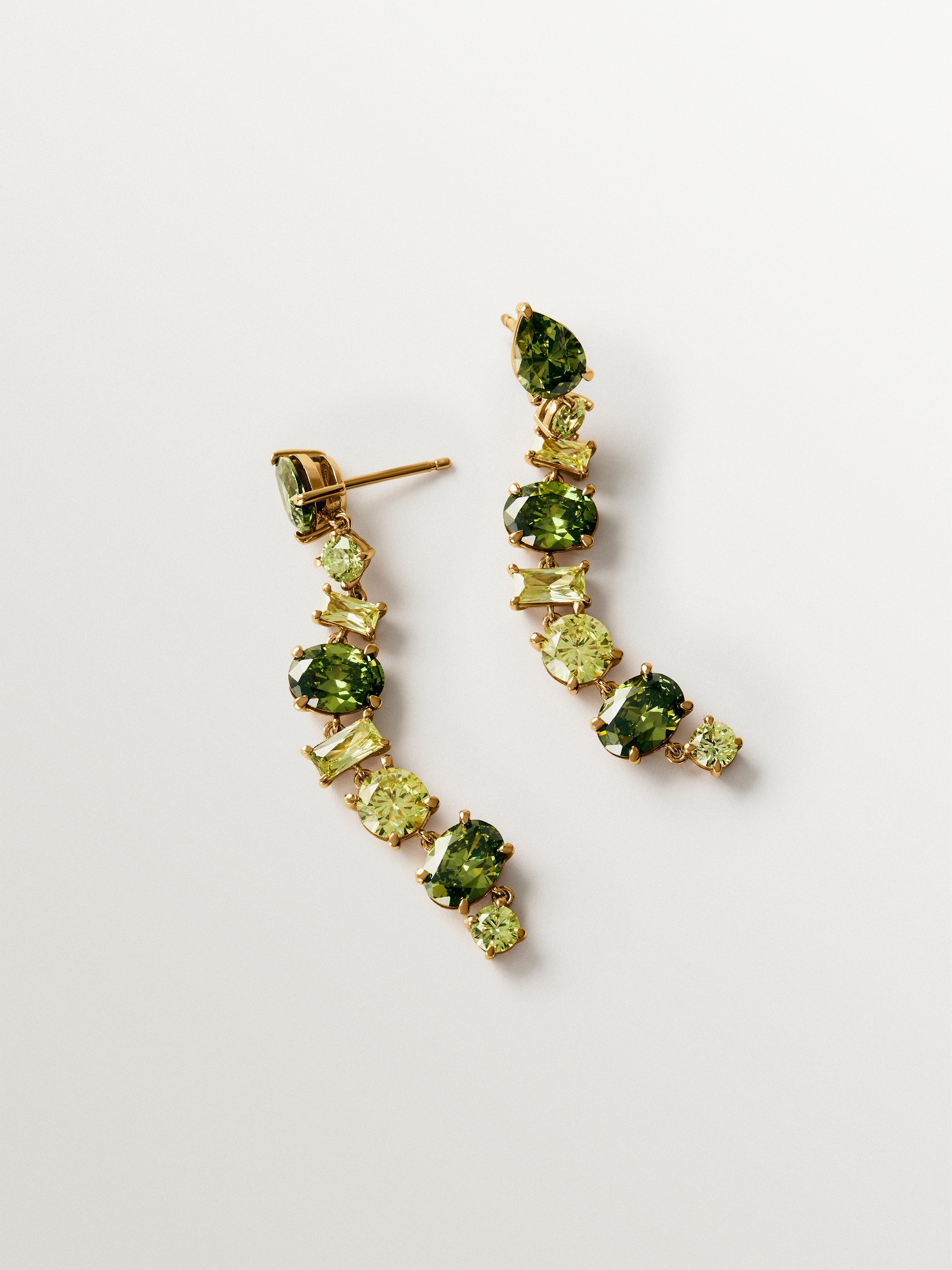 Long earrings plated in yellow gold with green crystals