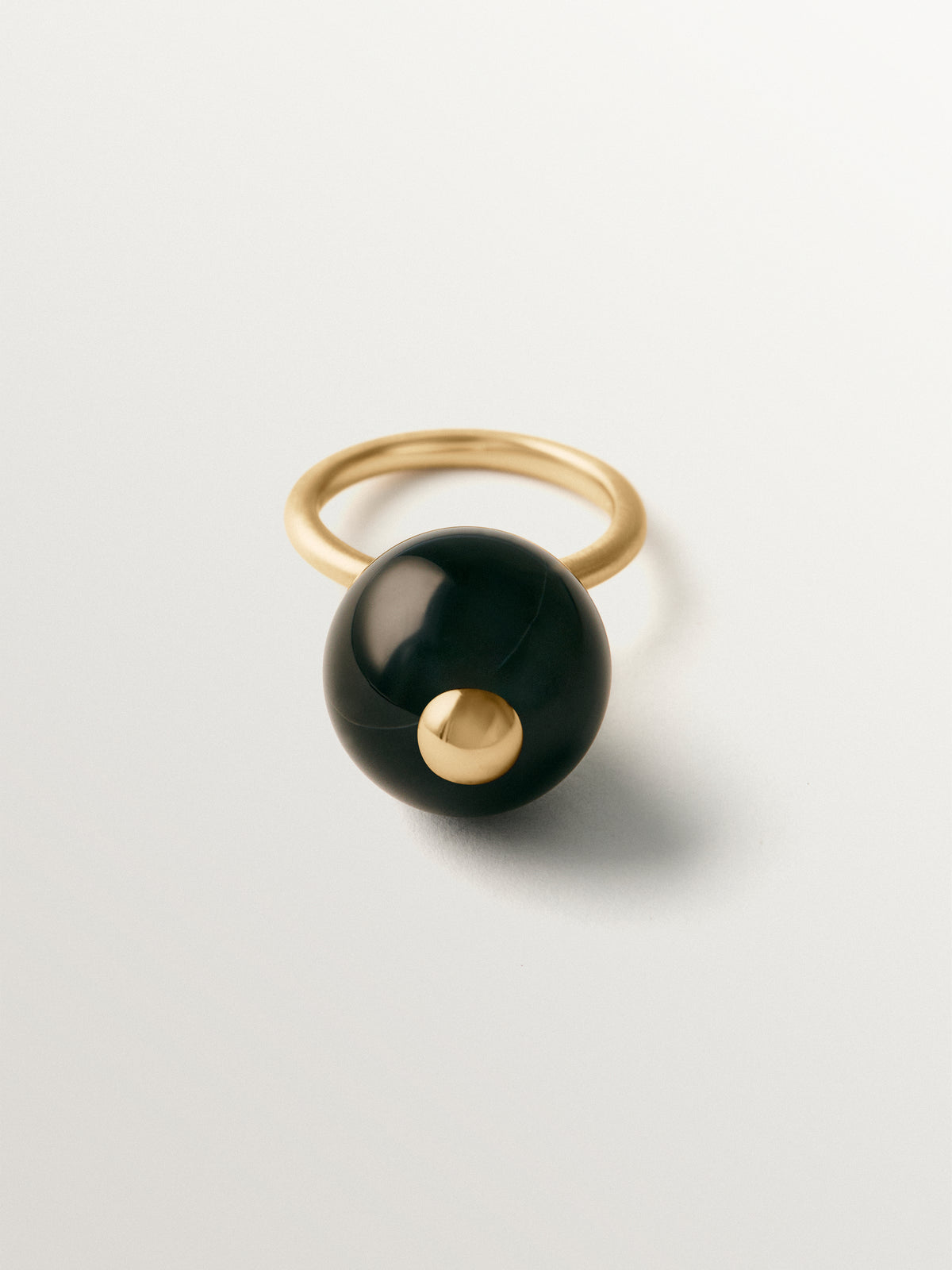 Ring with brushed 18K yellow gold plating and black agate