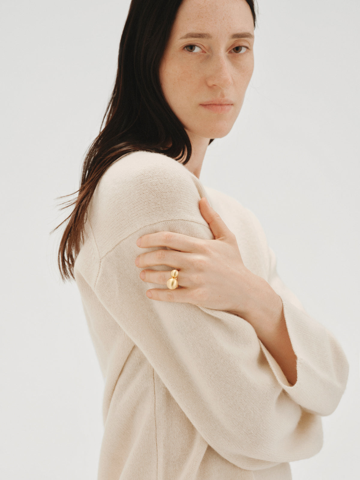 Brushed yellow gold-plated ring with two-sphere motif