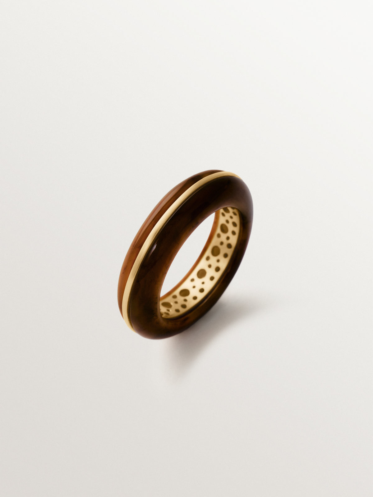 18K yellow gold-plated chunky ring with brushed finish and brown resin