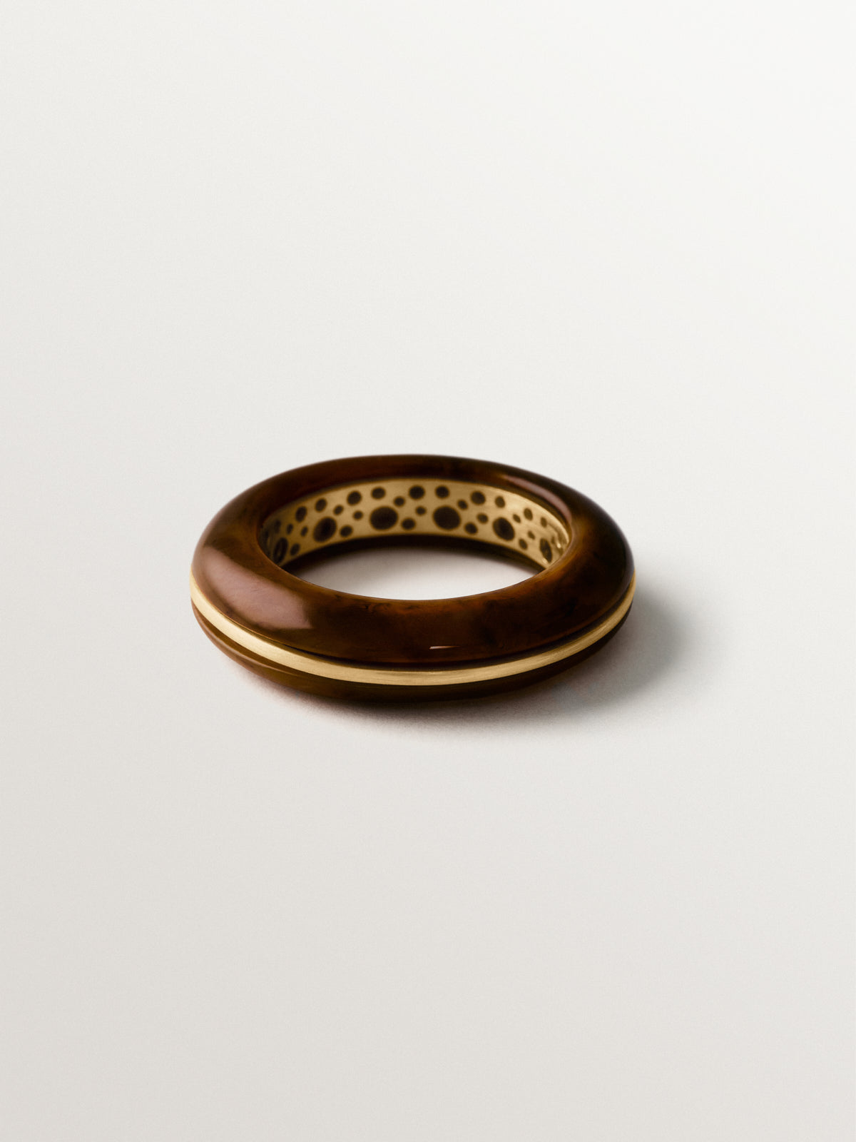 18K yellow gold-plated chunky ring with brushed finish and brown resin