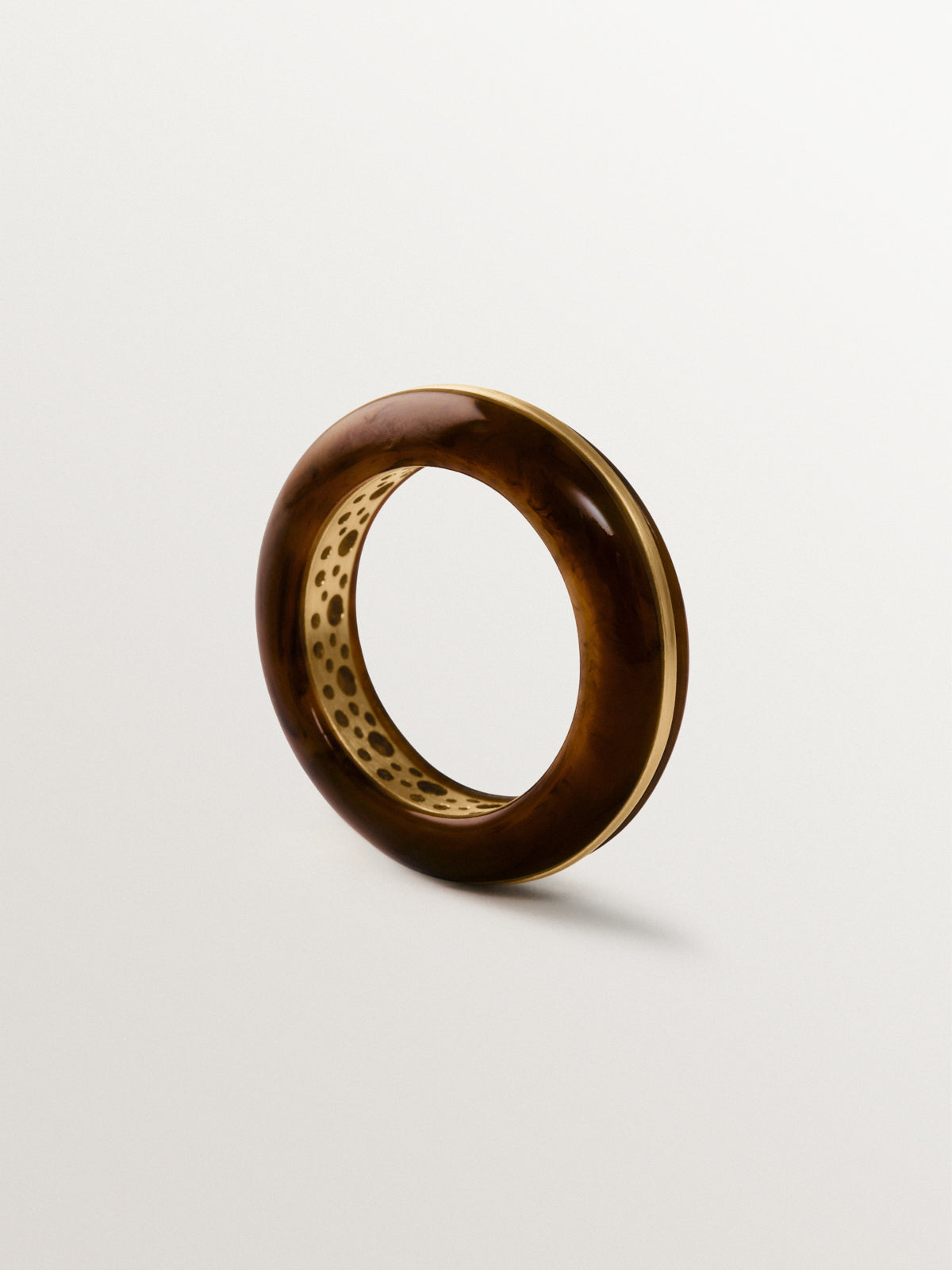 18K yellow gold-plated chunky ring with brushed finish and brown resin
