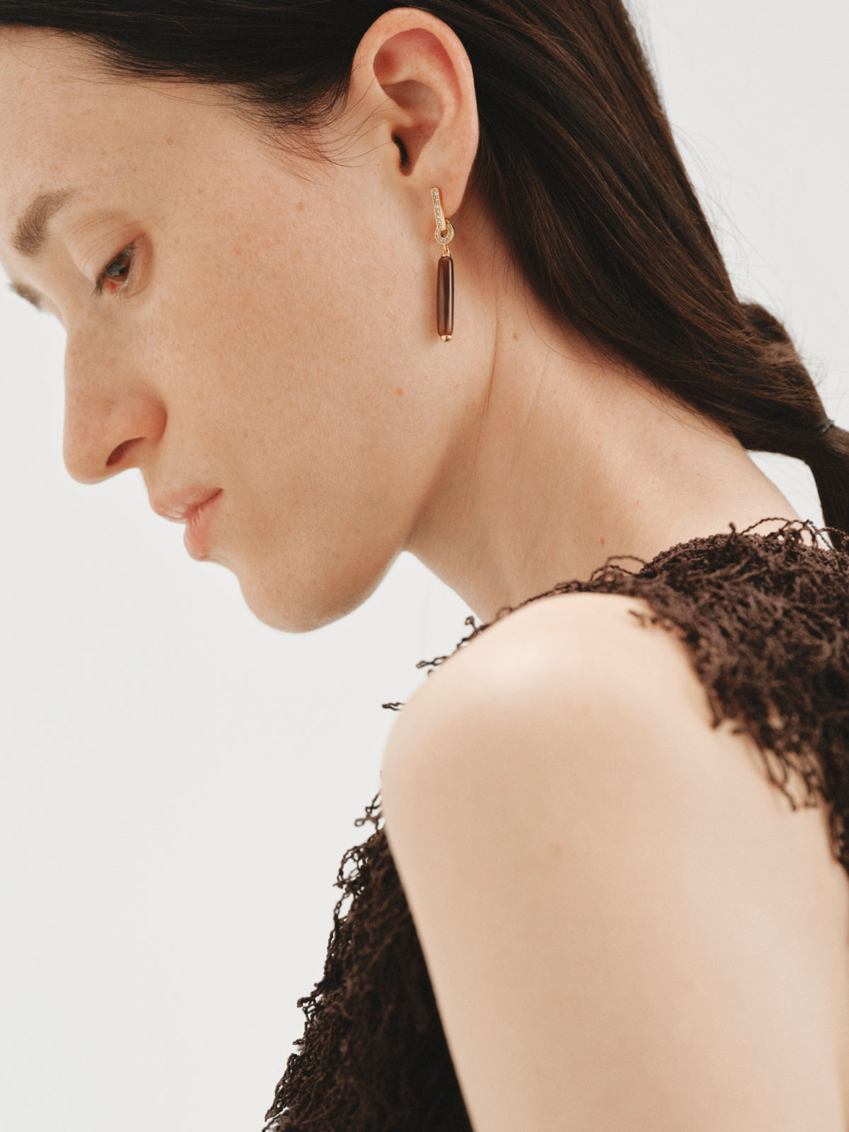 18K yellow gold-plated long earrings with brushed finish, brown resin and crystals